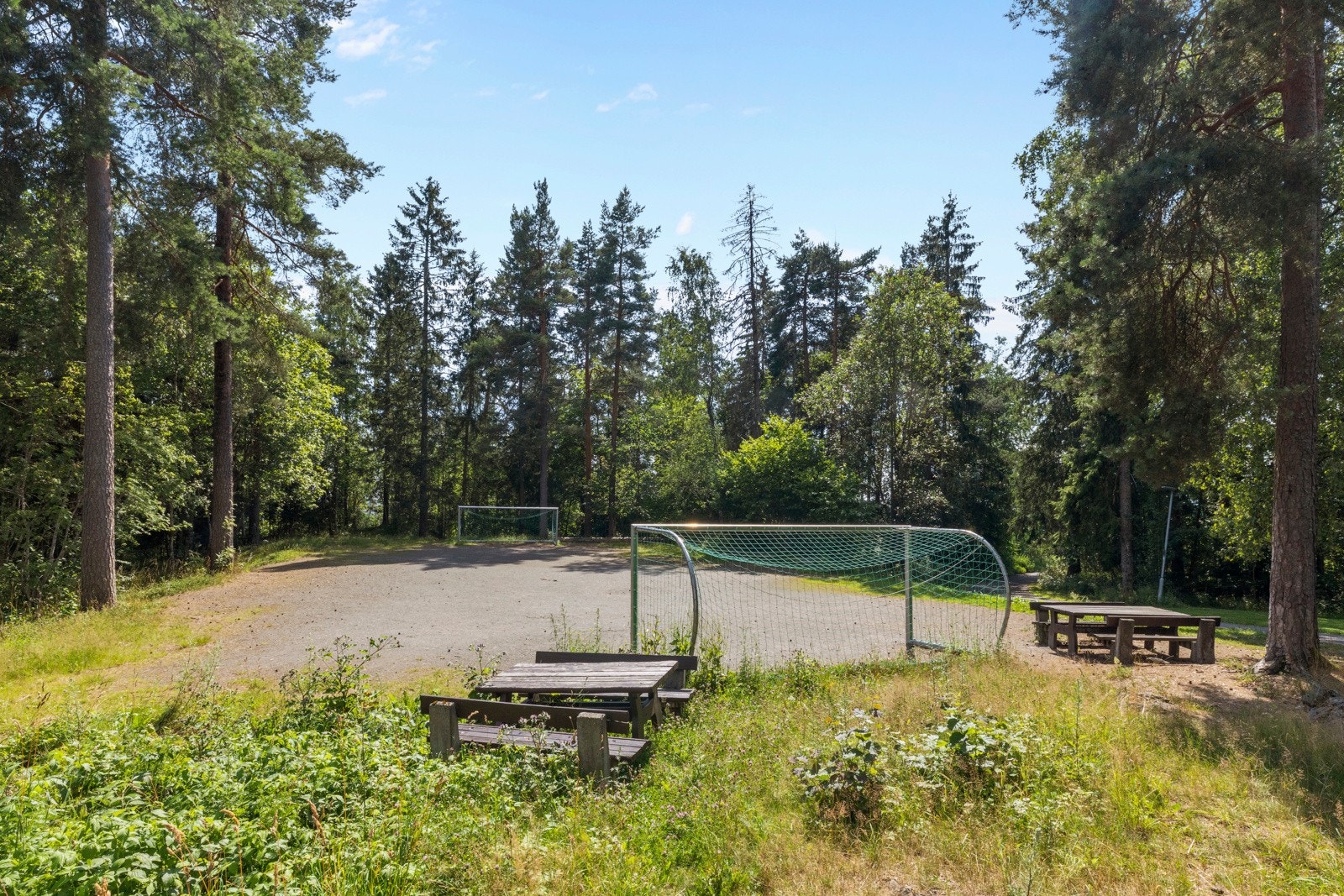 Sameie disponerer en liten fotballbane i skogkanten mellom Østre Kragskogen Sameie og Kragskogen Terrasse Sameie. Galleribilde