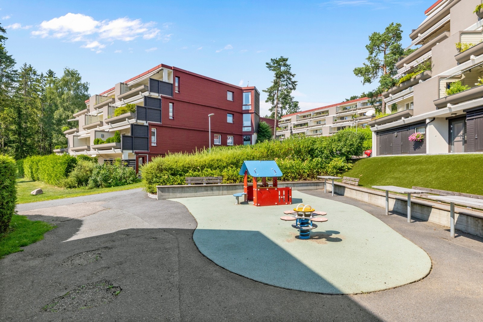 Her kan barna leke rett utenfor leiligheten. Galleribilde