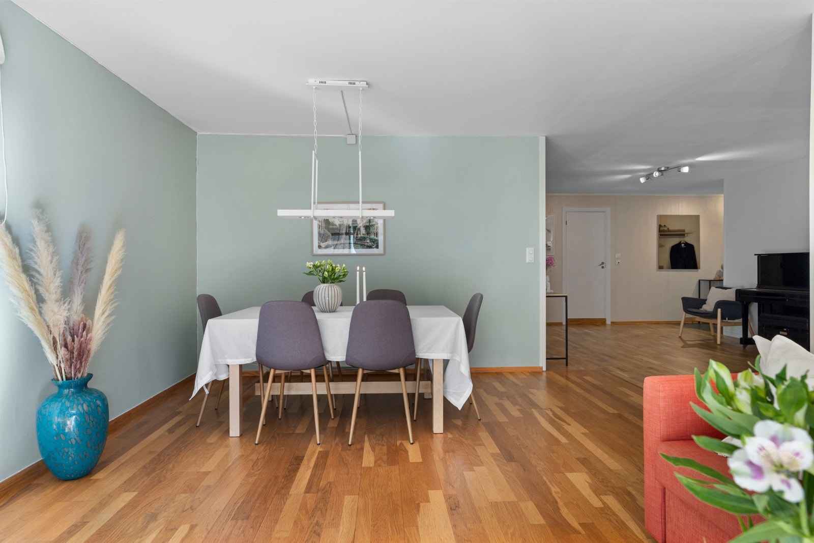 Den romslige stuen er leilighetens naturlige samlingspunkt - et lyst og romslig oppholdsrom. Galleribilde