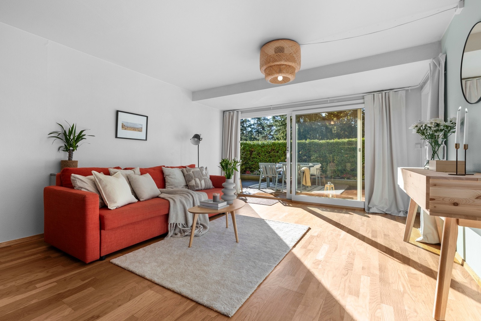 Her har du en perfekt familiebolig med direkte utgang til markterrasse på 22kvm, 2 soverom, romslig og lys stue og endebeliggenhet. Galleribilde