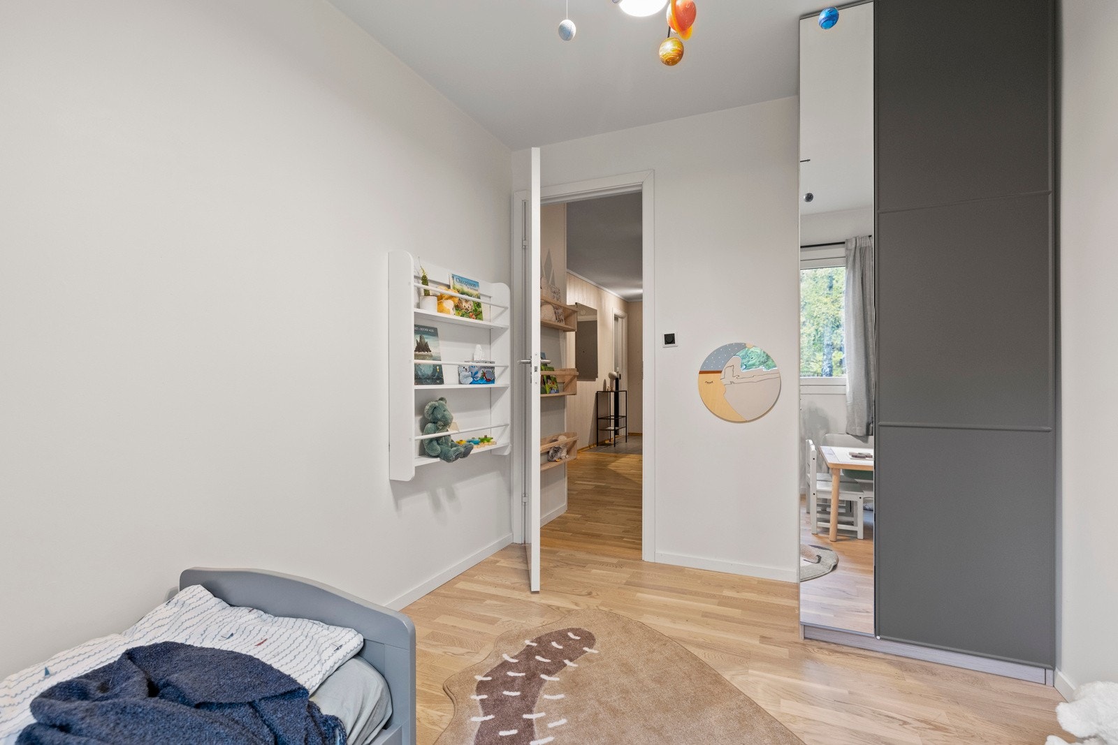 Rommet har vindu med fint lysinnslipp og plass til seng, skrivebord eller skap. Galleribilde