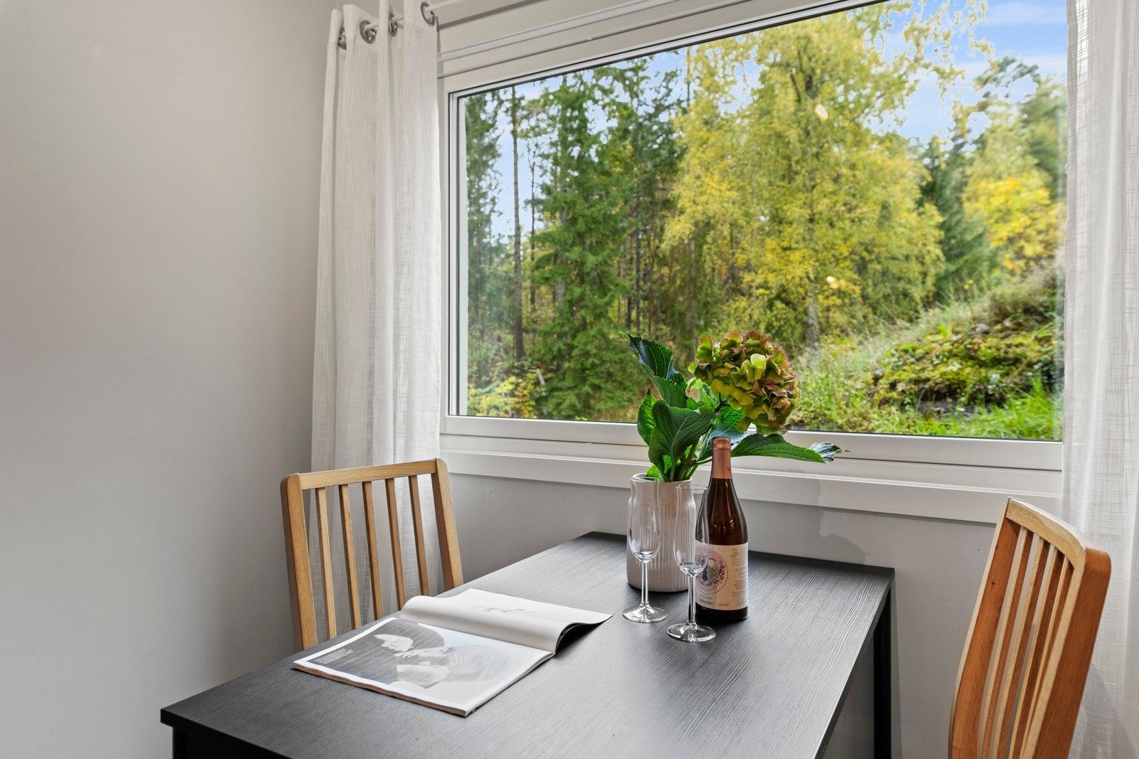 Kjøkkenet har plass til spisebord ved vindu med hyggelig utsikt mot grøntarealer. Galleribilde