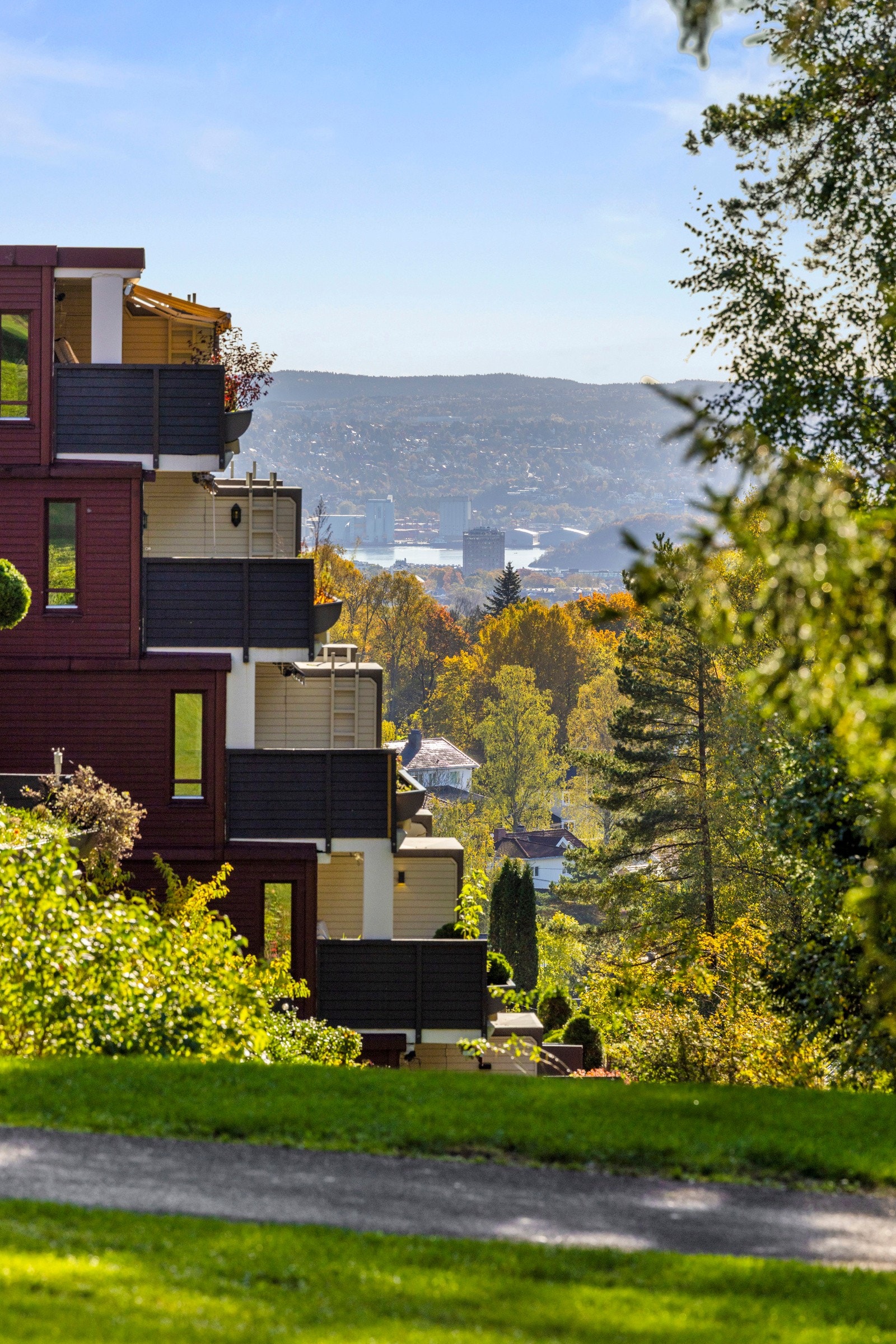 Fra markterrassen er det pent utsyn mot grønne arealer og skogholt. Galleribilde