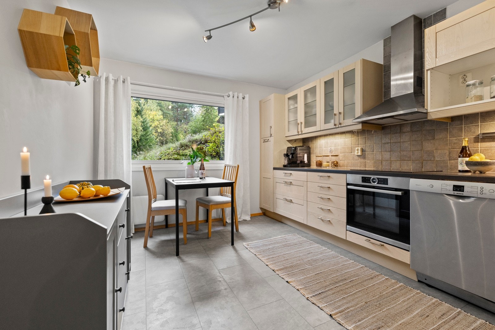 Praktisk og romslig kjøkken med god skap- og benkeplass. Ikea kjøkkeninnredning fra 2005 med profilerte og hvitlaserte eikefronter, laminat benkeplate, oppvaskkum og opplegg til oppvaskmaskin. Galleribilde