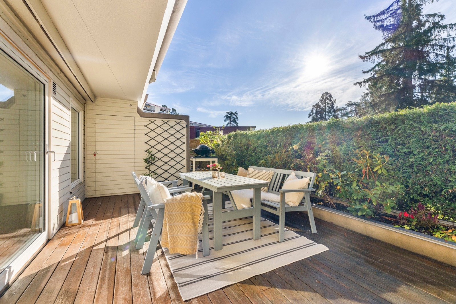 Terrassen vender ut mot grønne omgivelser og byr på en avslappende uteplass med gode solforhold store deler av dagen. Galleribilde