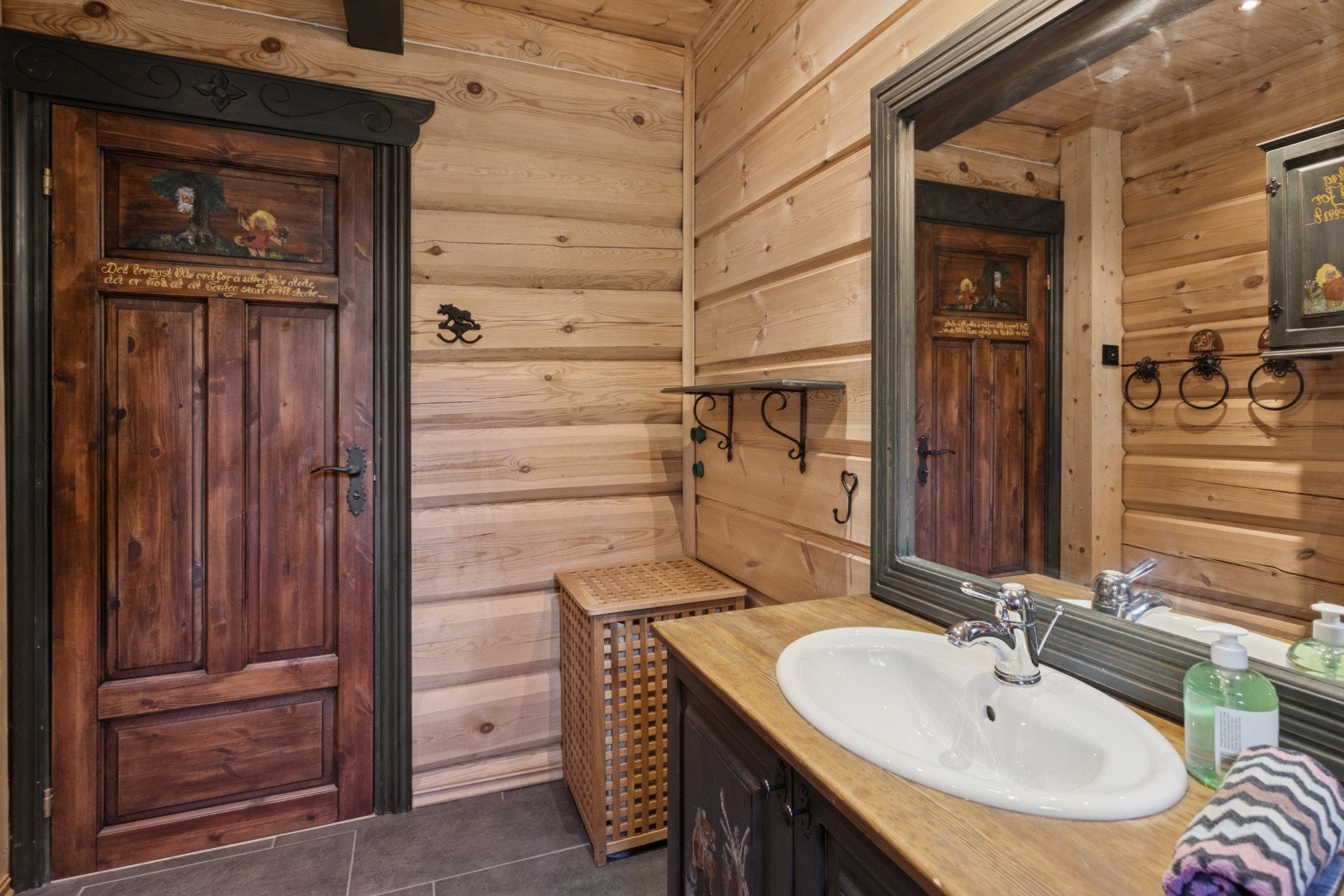 Også vaskerom med god omkledningsplass - enkelt og greit om du trenger et raskt skifte. Galleribilde