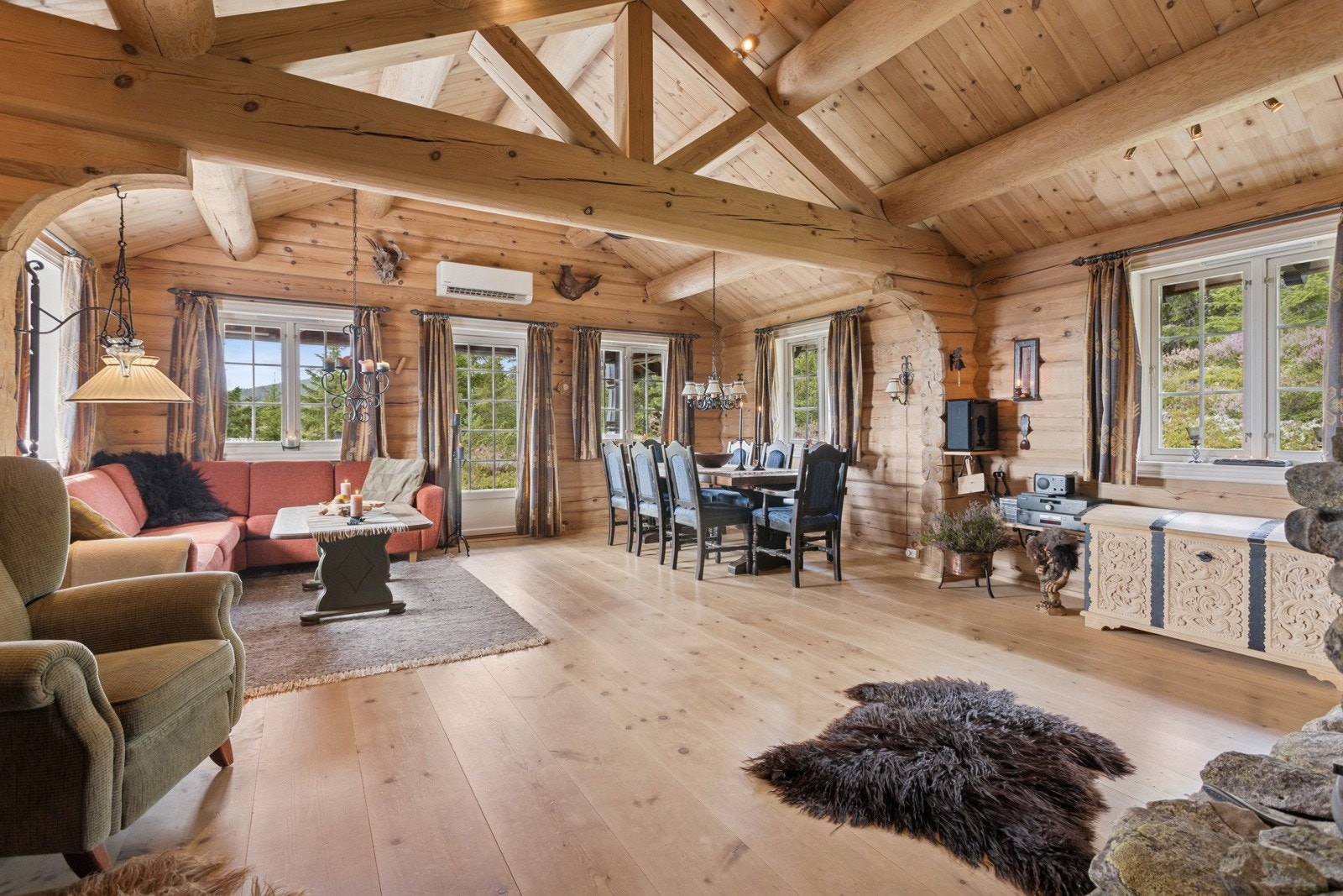 Stua har mange innredningsmuligheter for eget ønske og behov. Fra stuen er det utgang til delvis overbygd terrasse som er forbundet med åpen terrassedel i front av hytta og mot inngangspartiet. Galleribilde