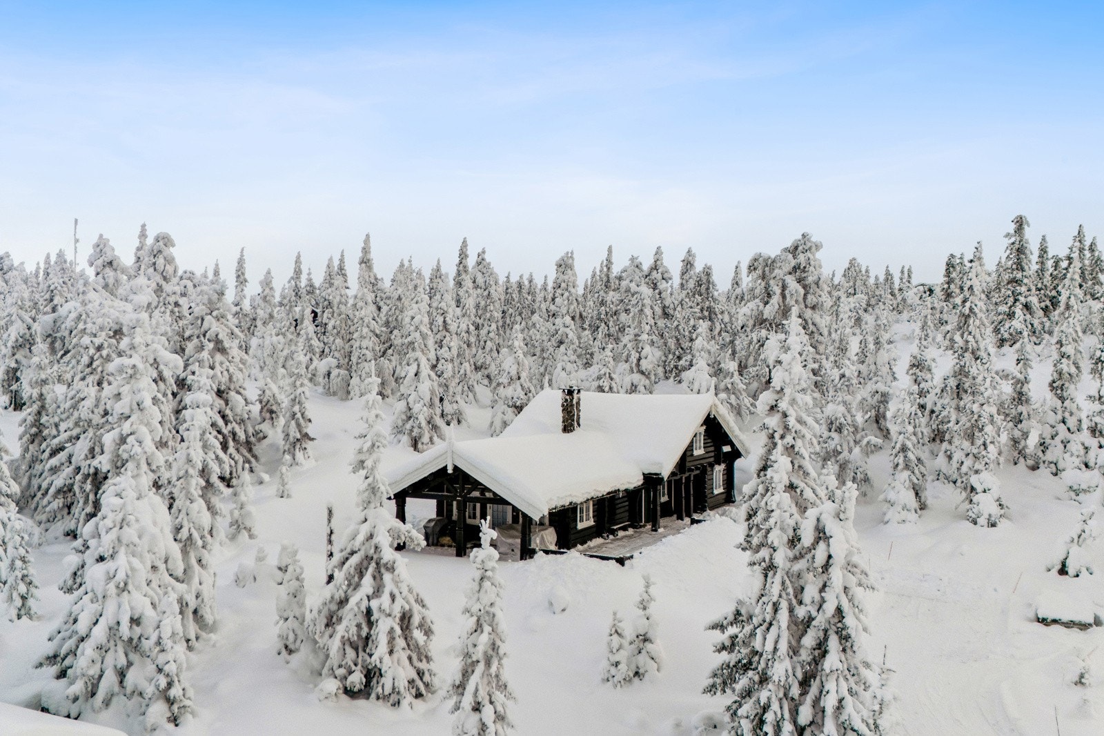 Hytta har kun hatt en eier siden den var ny og har et lekkert preg som innfrir til deg med krav til standard. Det er lagt steinheller rundt hele hytta Galleribilde