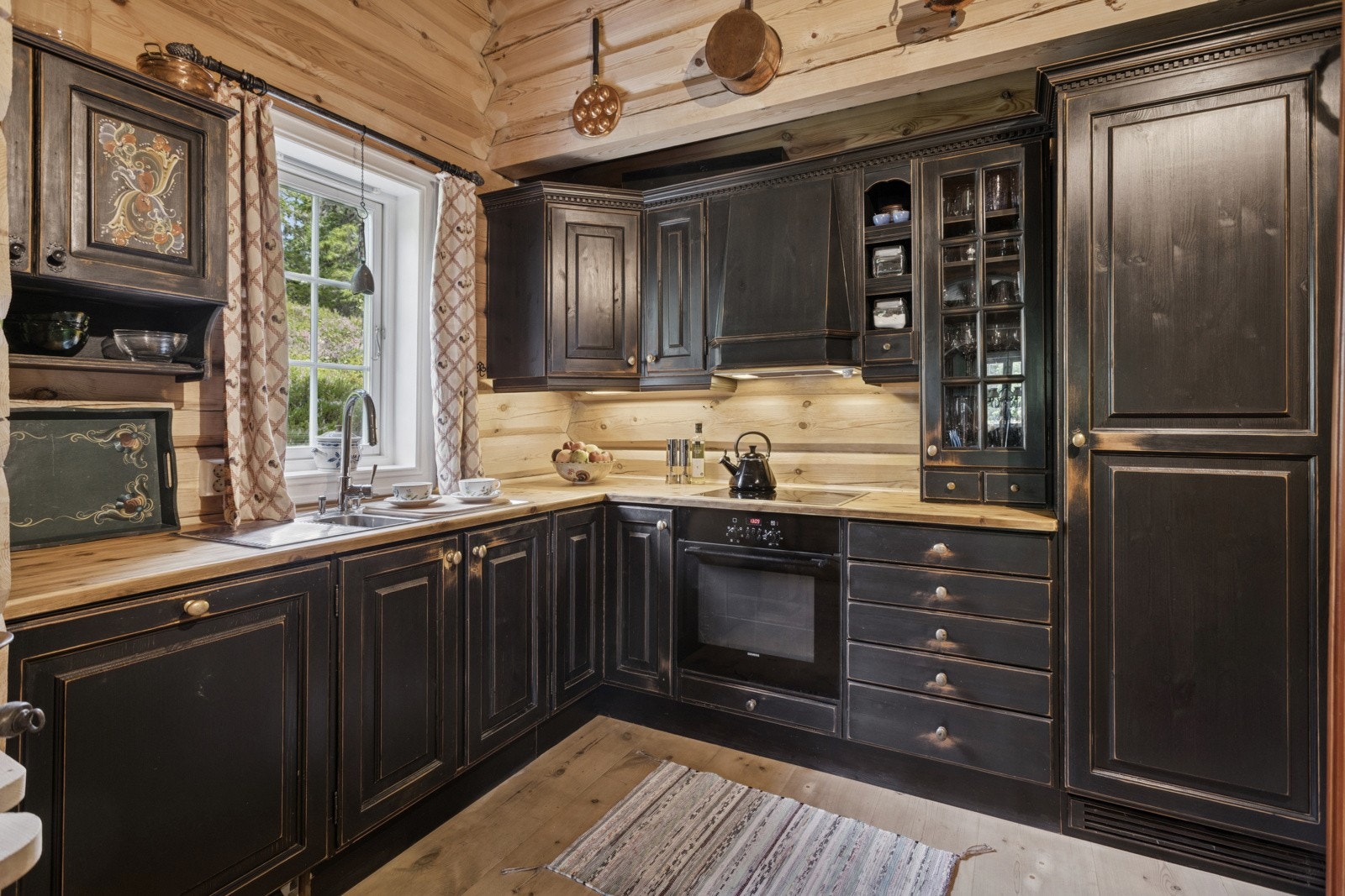 Kjøkkeninnredningen i heltre passer fint inn i hytta sin stil og har god kvalitet. Her er det integrerte hvitevarer som bidrar til et kjøkken klart til bruk. Galleribilde