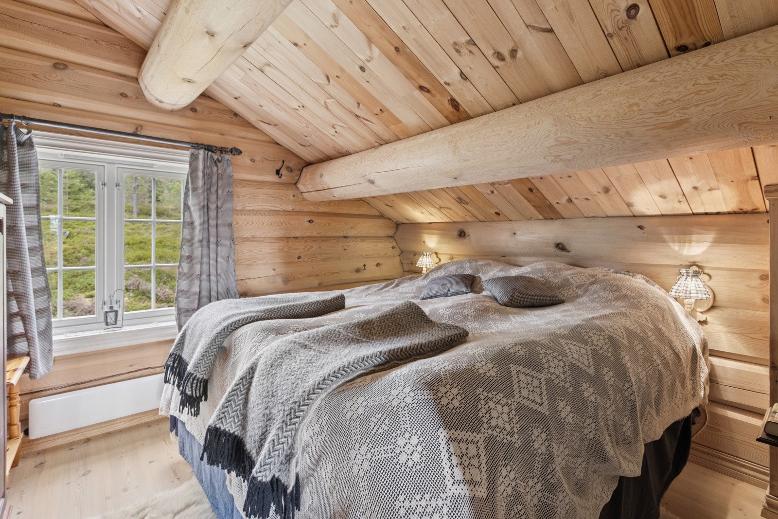 I etasjen er det innredet to soverom med dobbeltsenger Galleribilde