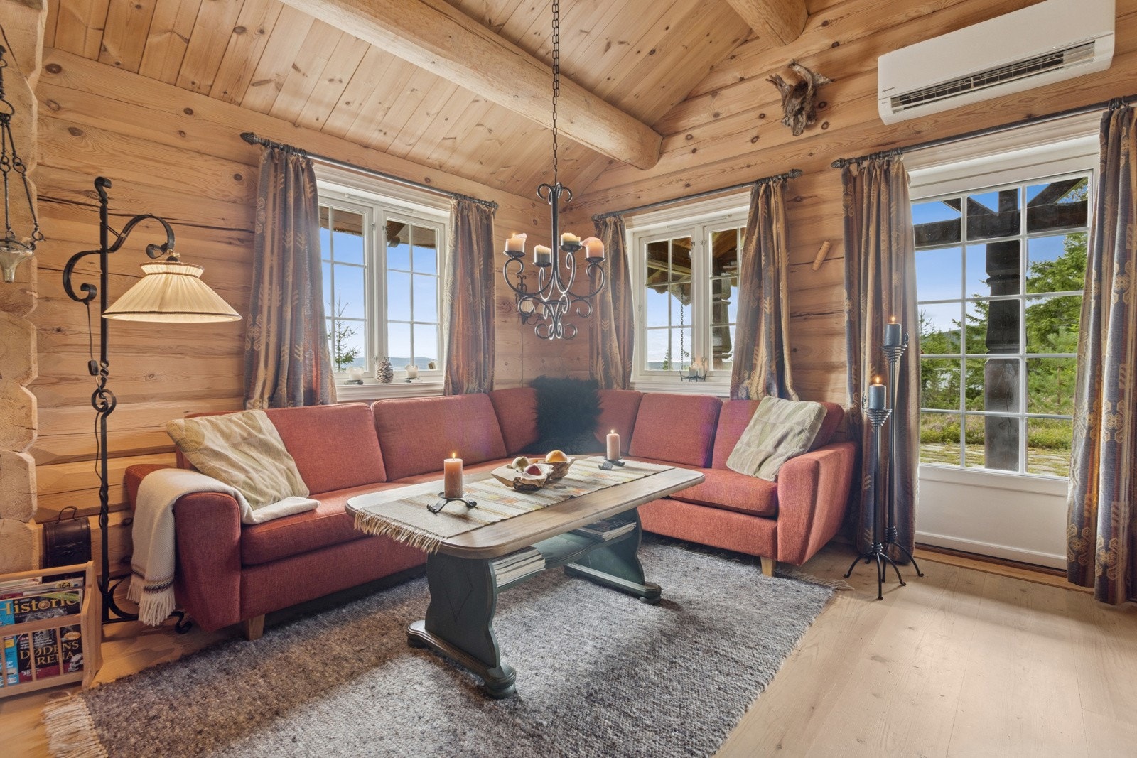 Det fine tømmeret i hytta gir en lun og behagelig fremtoning for kos og hygge. Galleribilde