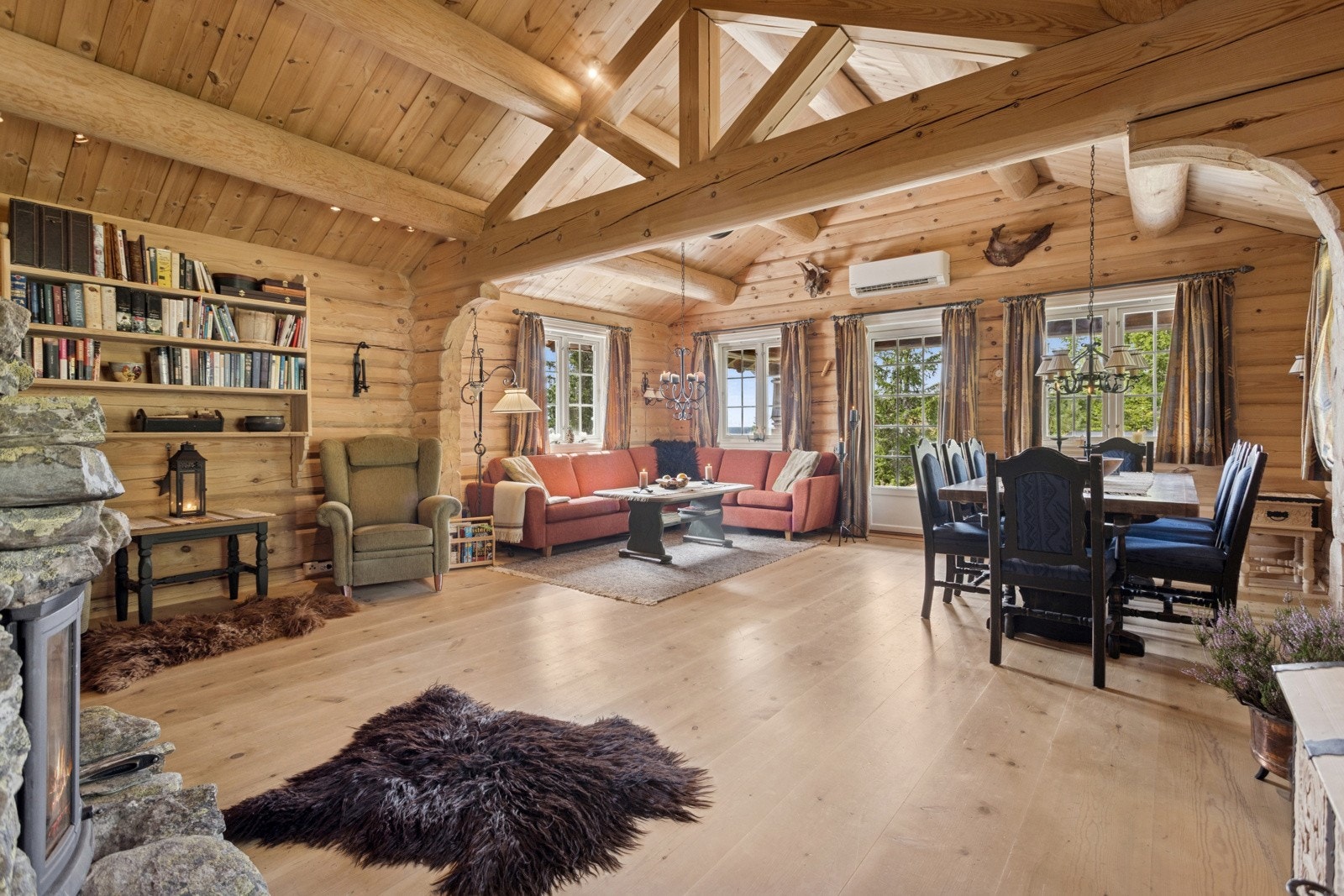 Den fantastiske koselige stuen med sin åpne himiling og flotte særpreg er et herlig rom for avslapning og hygge. Det åpne stuerommet har rikelig med innlys og bl.a. varmepumpe installert som bidrar til jevn og lun varme i hytta. Galleribilde