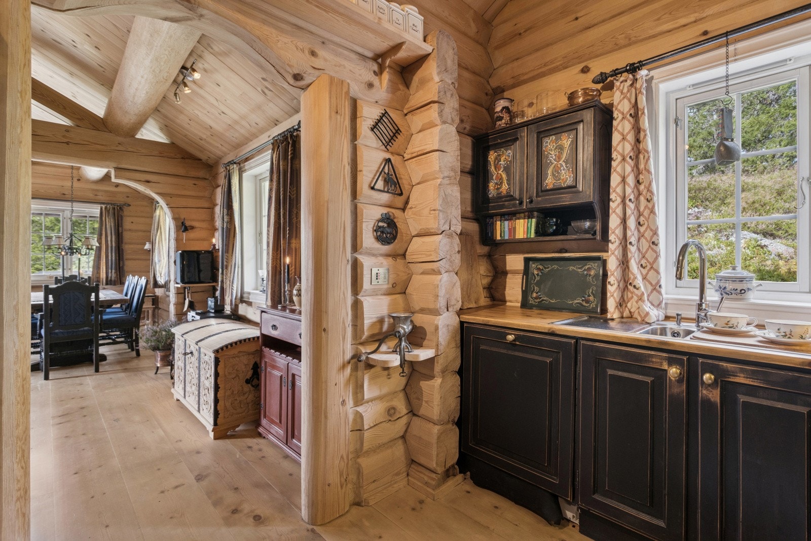 Kjøkkeninnreding i heltre utførelse. Foran vindu har du en hyggelig arbeidsplass. Merk også tilpasset veggskap for ekstra oppbevaring. Galleribilde