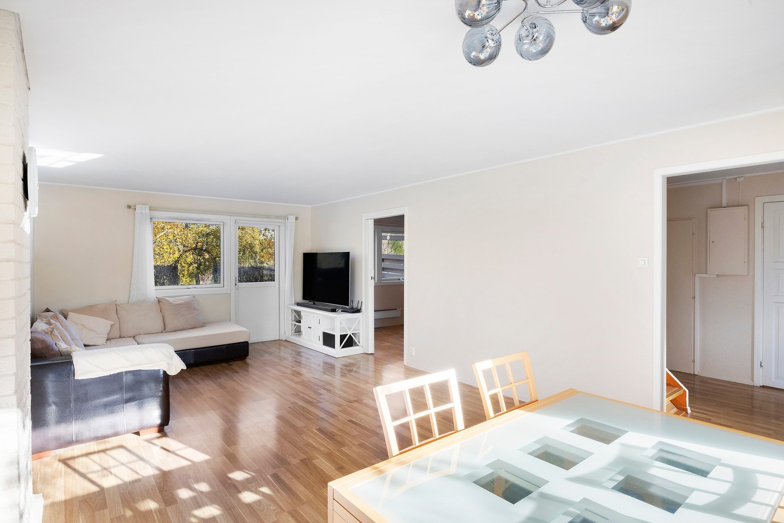 Lys og luftig stue med rikelig plass til ulike møblement. Galleribilde