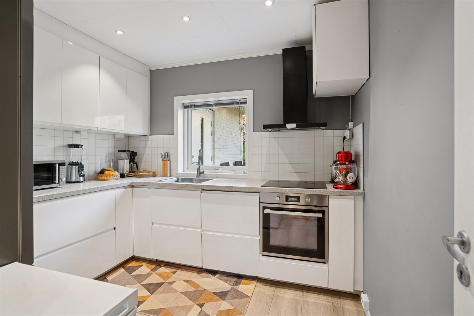 Kjøkkenet er innredet i en praktisk form, og har godt med både skap- og benkeplass. Galleribilde