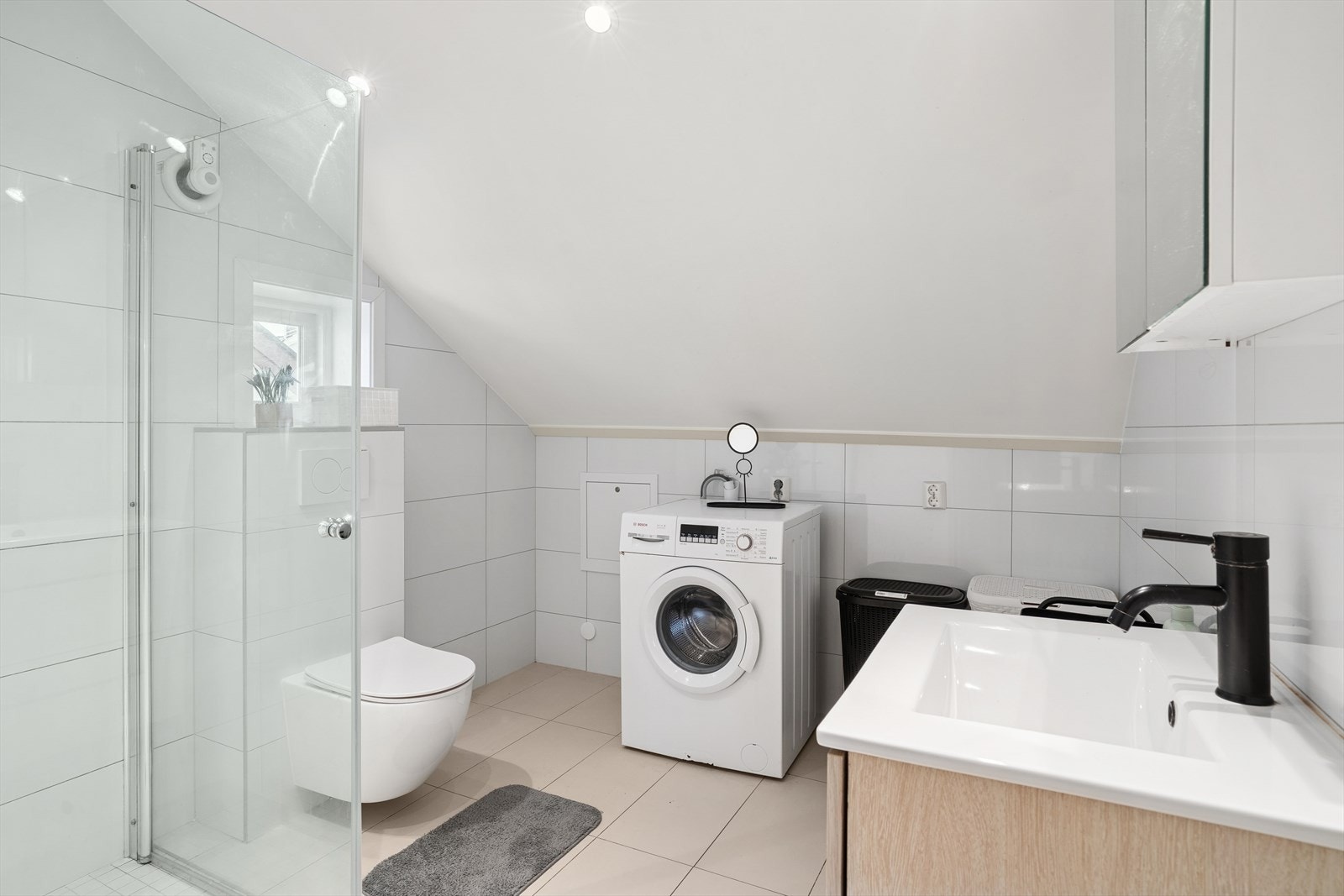 Flislagt baderom med elektriske varmekabler i gulv og malt tak som ifølge eier ble badet etablert i 2024. Badet er ikke godkjent, se mer pkt. ferdigattest. Galleribilde