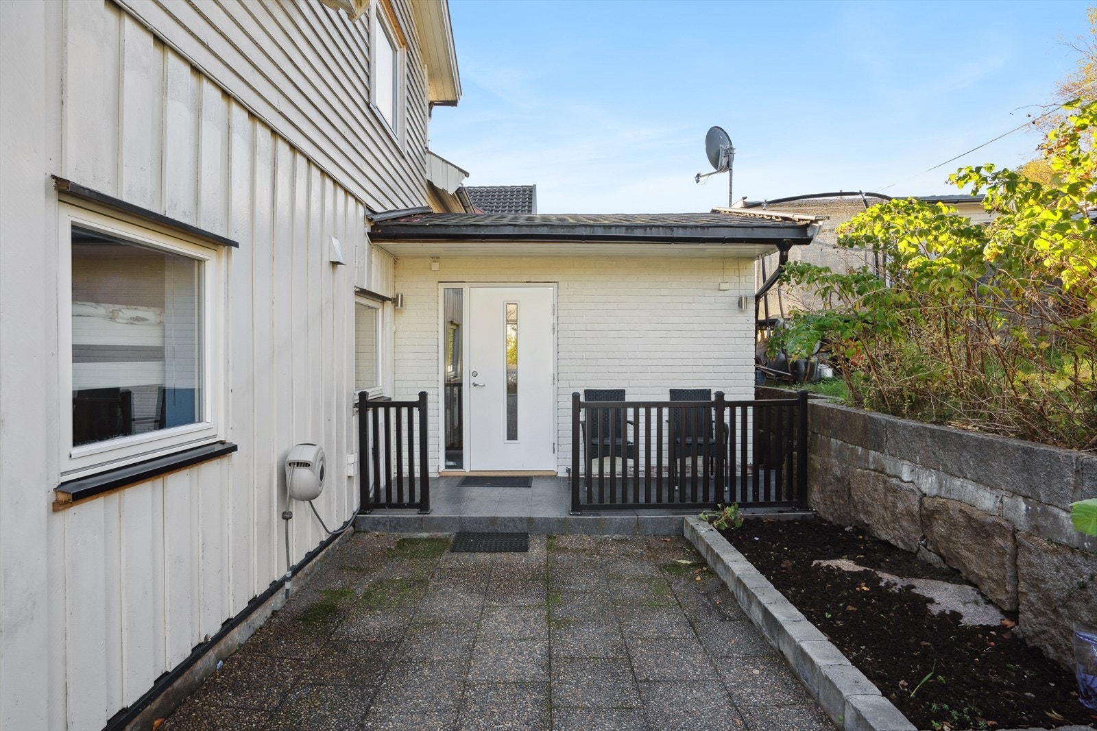 Det er adkomst til boligen fra bakkeplan, og inn i boligens første etasje. Galleribilde