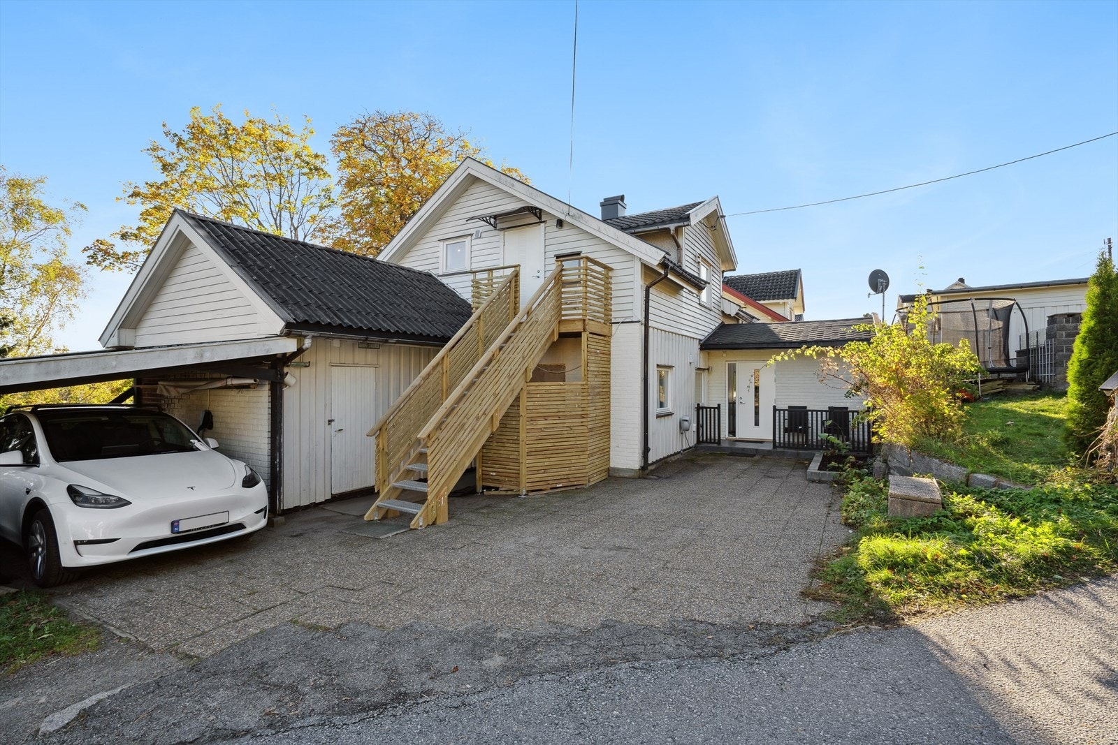 Gårdsplassen er belagt med betongheller. Galleribilde