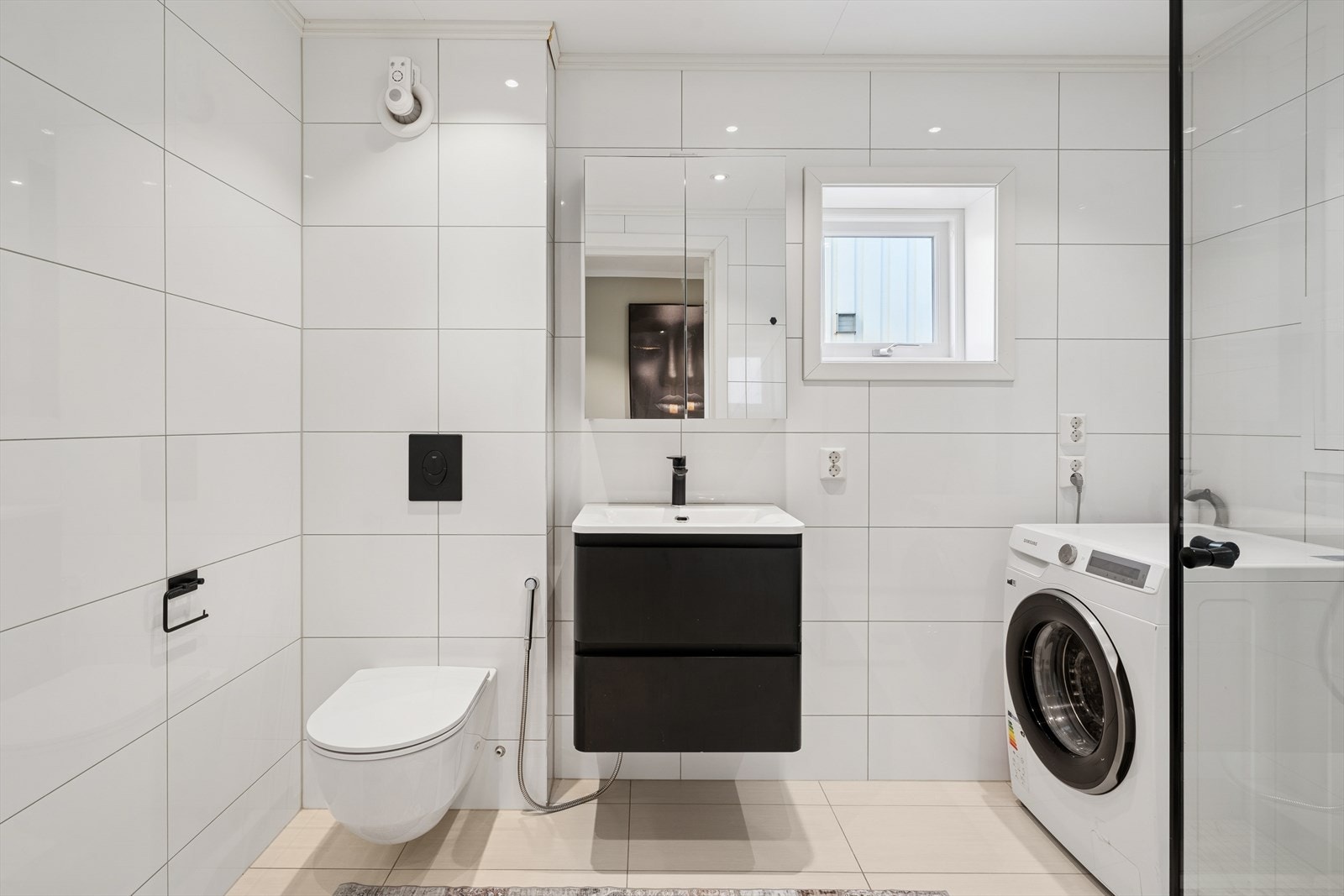 Flislagt baderom med elektriske varmekabler i gulv og malt tak. Galleribilde