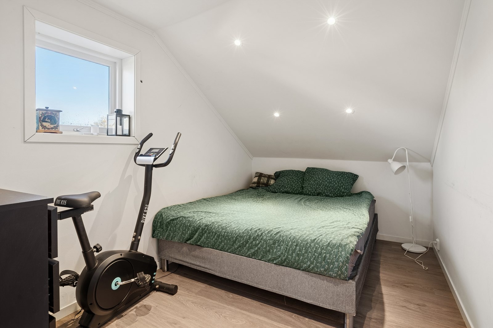 Leiligheten er innredet med to soverom, begge med plass til seng, tilhørende møblement og oppbevaring. Galleribilde