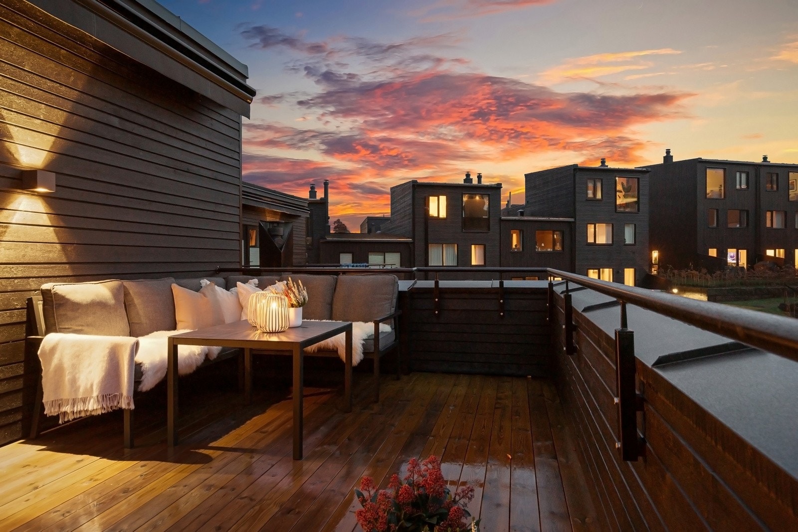 God plass til stort utemøblement i flere soner - Utstyrt med markise og stilren veggbelysning. Galleribilde