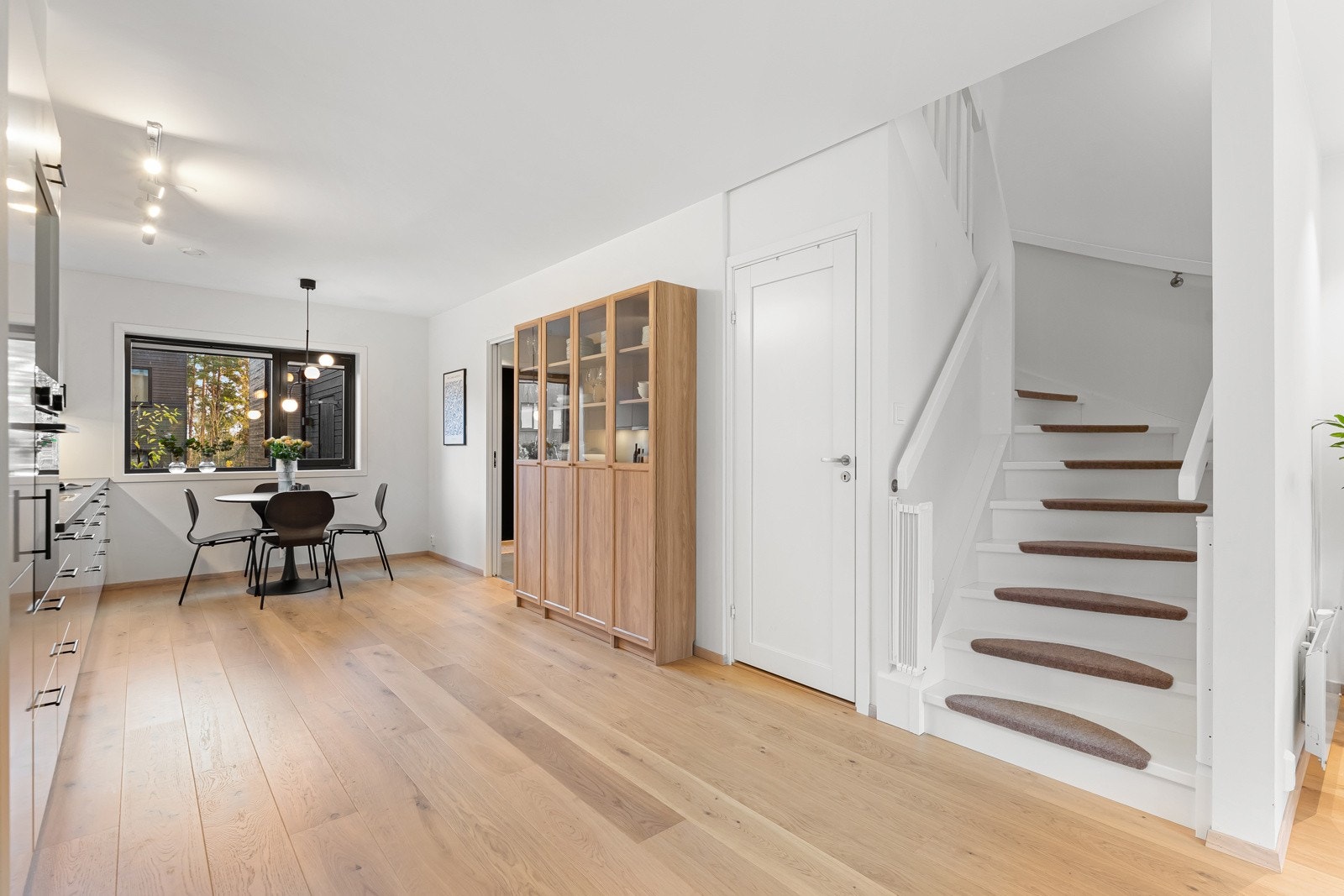 Praktisk kott/teknisk rom ved trappeløpet - Boligen er utstyrt med balansert ventilasjon, som bidrar til et sunt og behagelig inneklima. Galleribilde