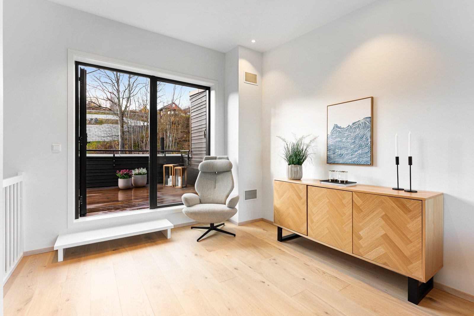 Rommet har enstavs parkett, og plisségardiner er montert på vinduene mot øst. Galleribilde