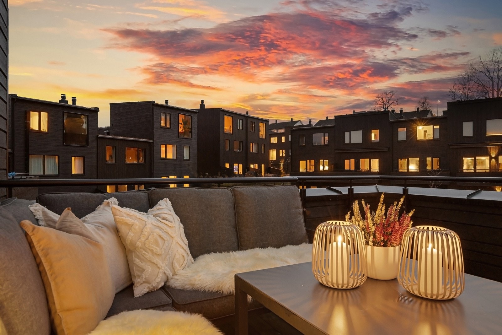 Fredfullt og vakkert utsyn mot pent opparbeidede fellesområder - Sol fra sen formiddag til sen kveld midtsommers. Galleribilde