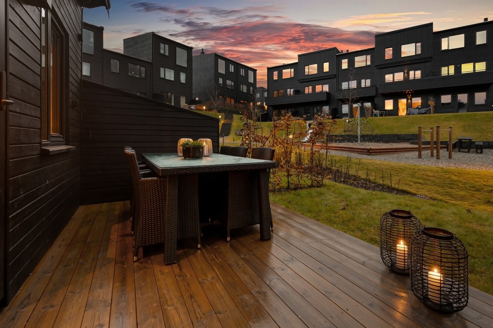 Vestvendt markterrasse på 12 m² med glimrende solforhold - Sol fra tidlig ettermiddag til sen kveld midtsommers. Galleribilde