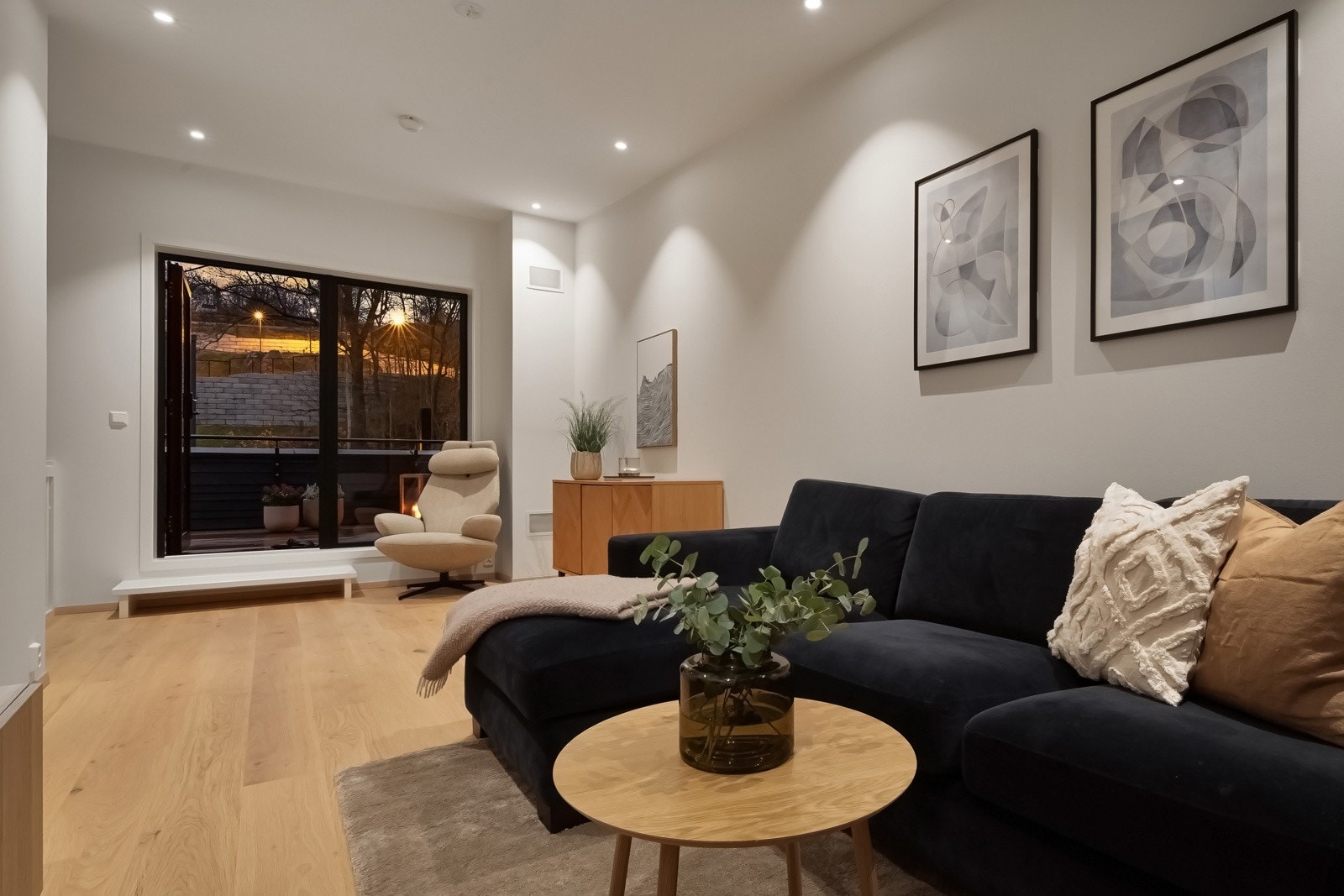 Fra stuen er det utgang til en stor og solrik takterrasse mot vest på hele 16 m². Galleribilde