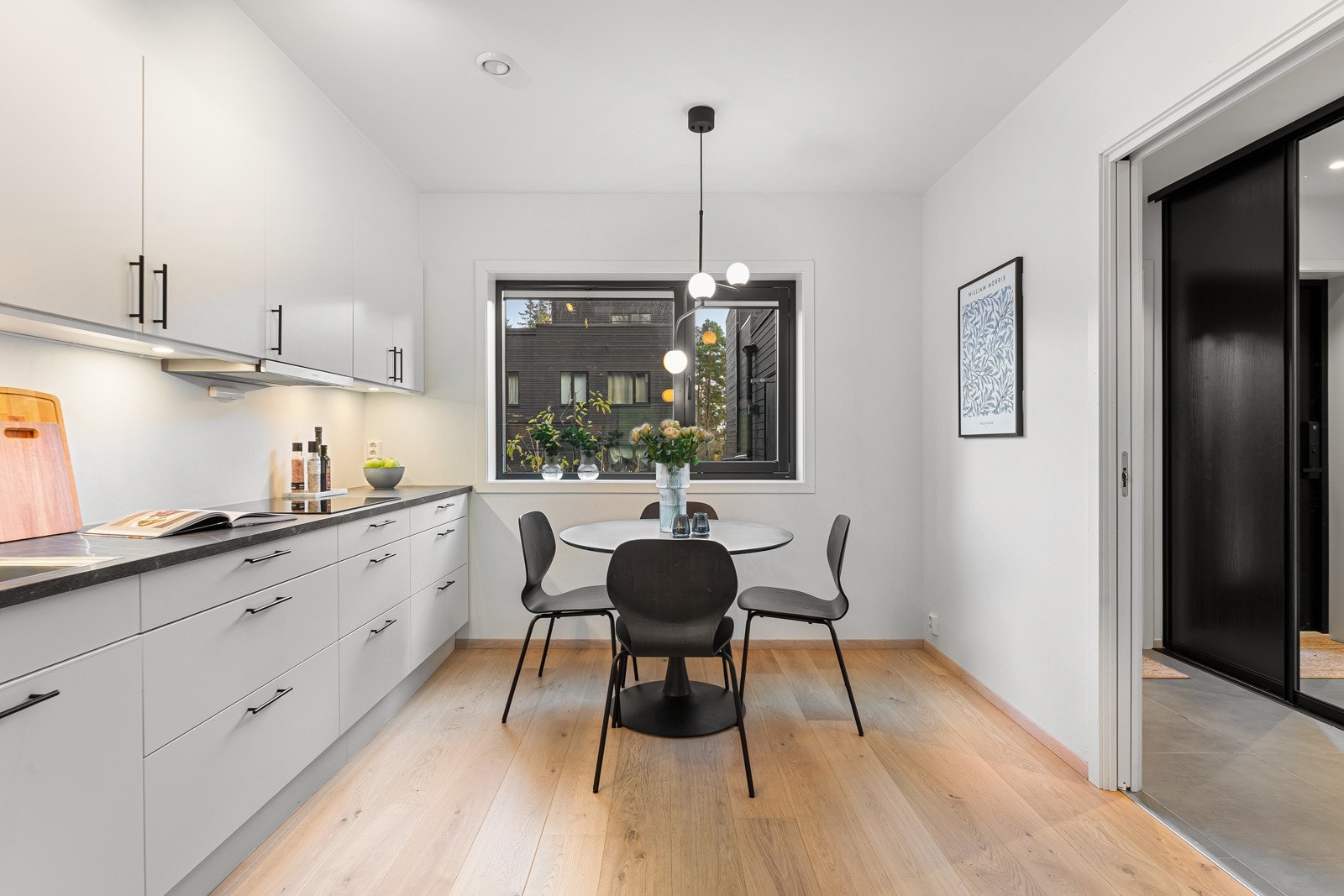 Integrerte hvitevarer som induksjonstopp, stekeovn, oppvaskmaskin og kjøleskap. Galleribilde