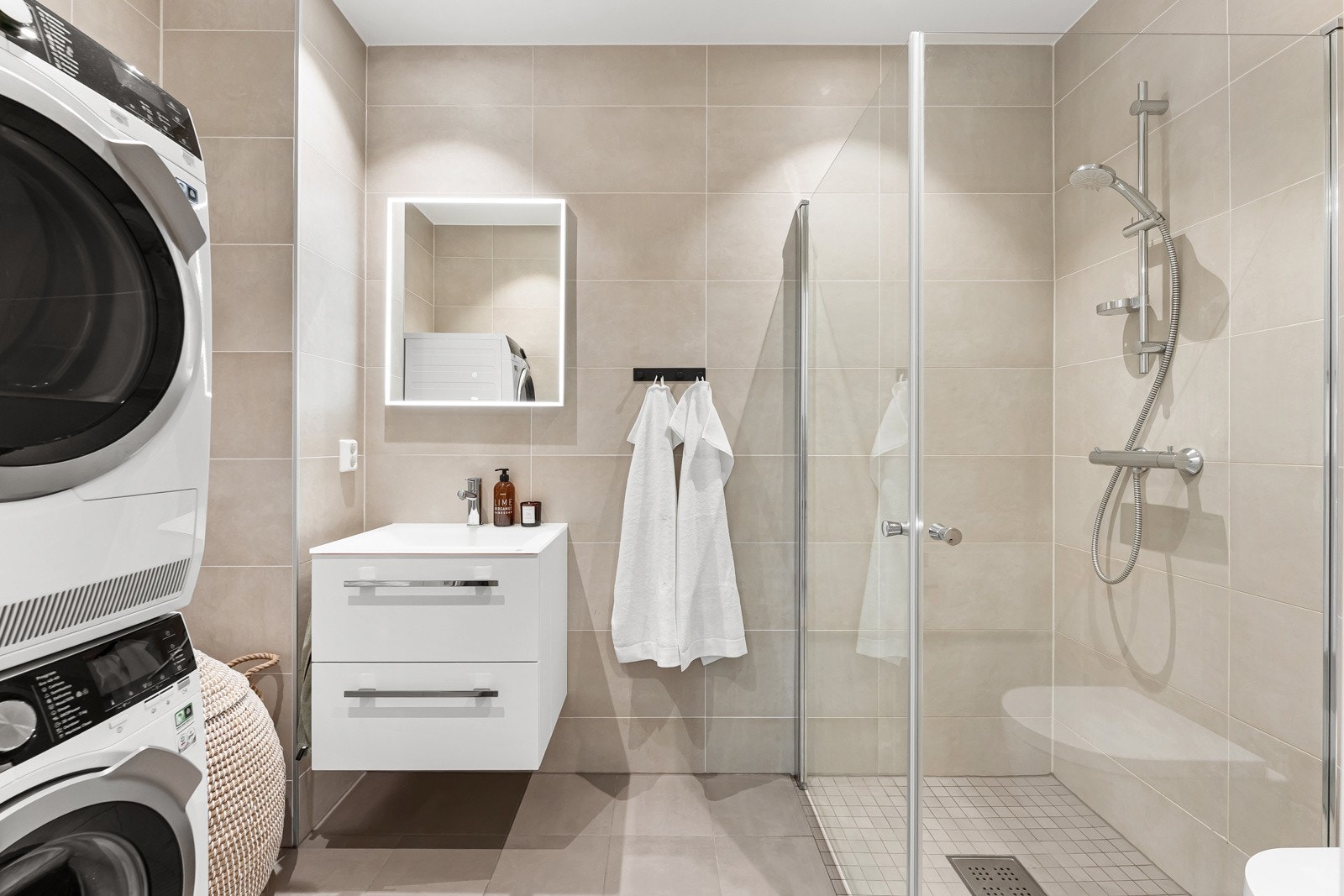 Delikat og moderne baderom - Servant på dobbel skuffeseksjon og opplegg for vaskesøyle. Galleribilde