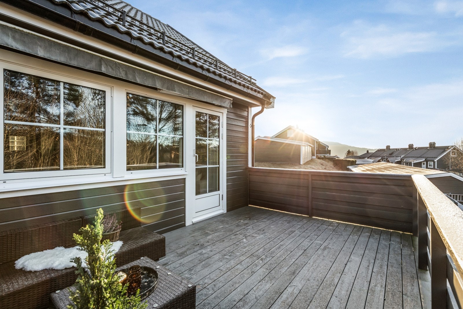 Det er utsikt mot Drammensfjorden fra verandaen Galleribilde