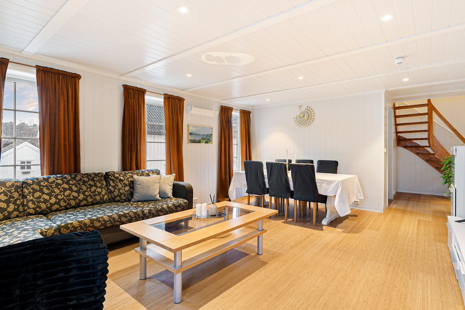 Stuen har en praktisk utforming, noe som gir stor fleksibilitet og frihet med tanke møblering i ulike soner. Galleribilde