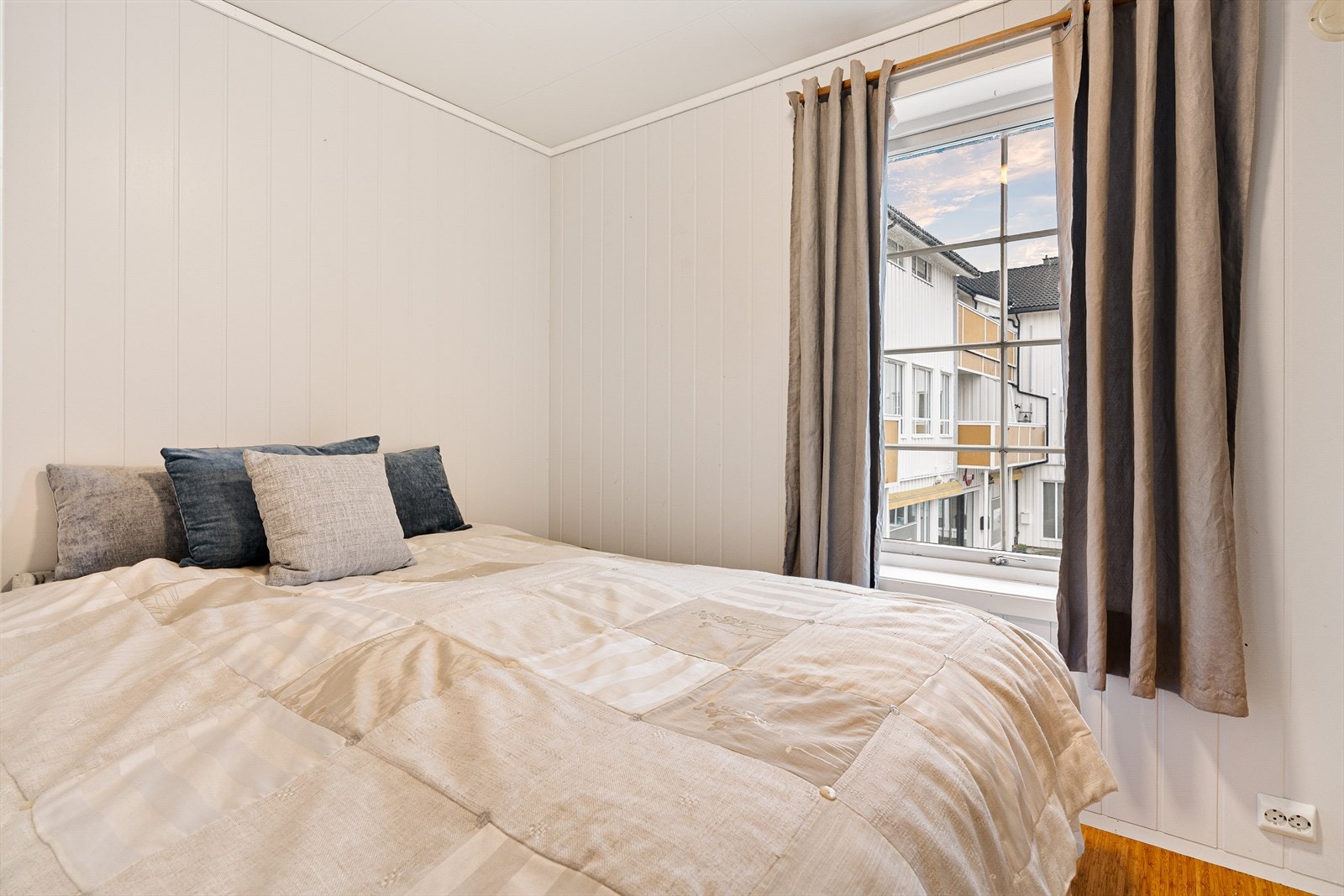 Fra stuen har man direkte tilgang til leilighetens soverom. Galleribilde