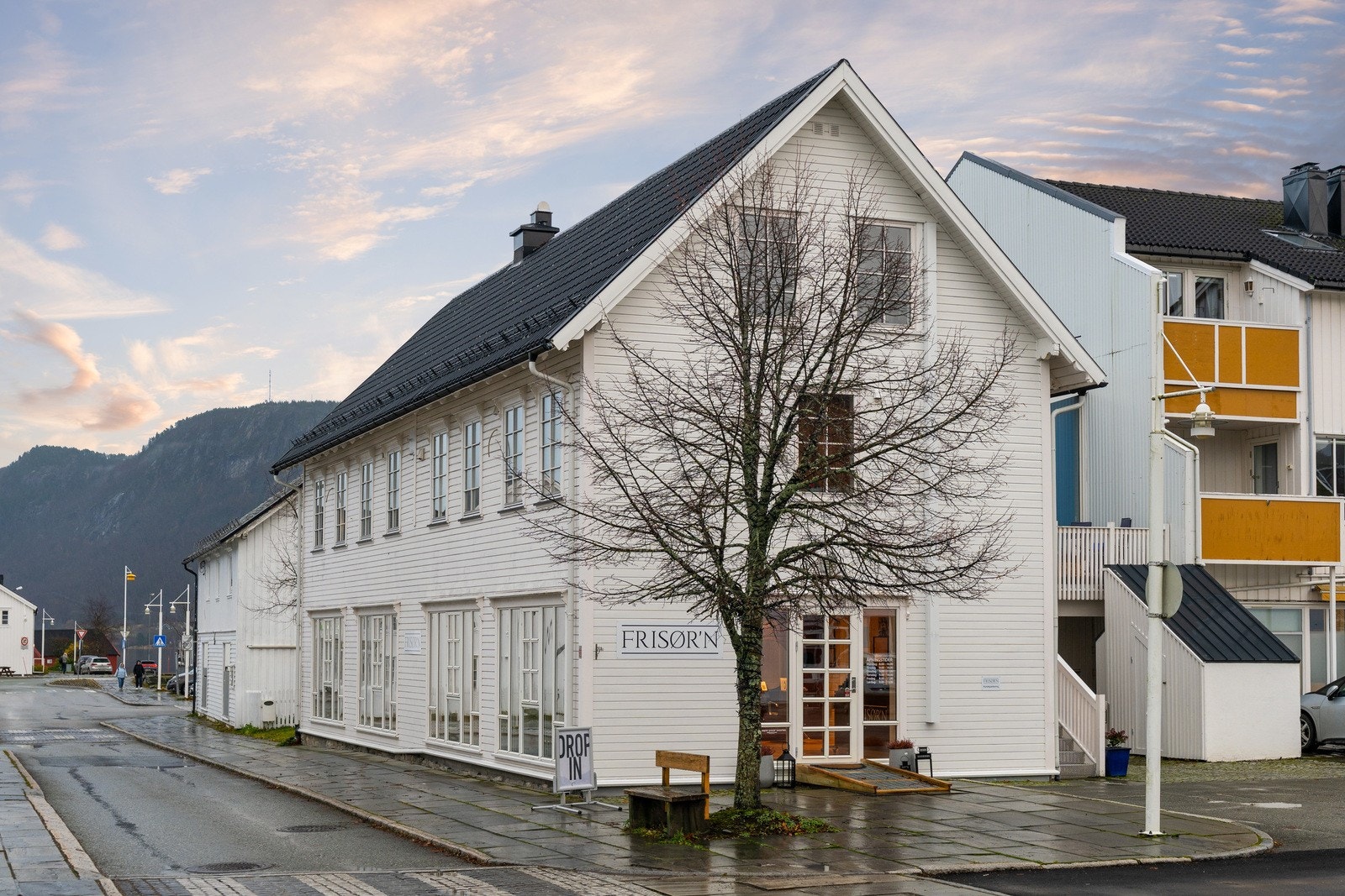 Leiligheten har en svært sentral beliggenhet midt i Kyrksæterøra sentrum. Galleribilde