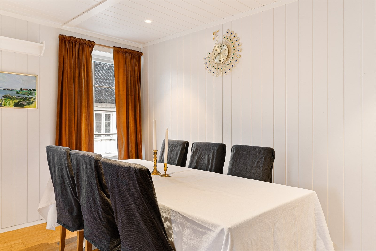 Spisegruppen faller naturlig inn mot kjøkkenet og har store vindusflater. Galleribilde