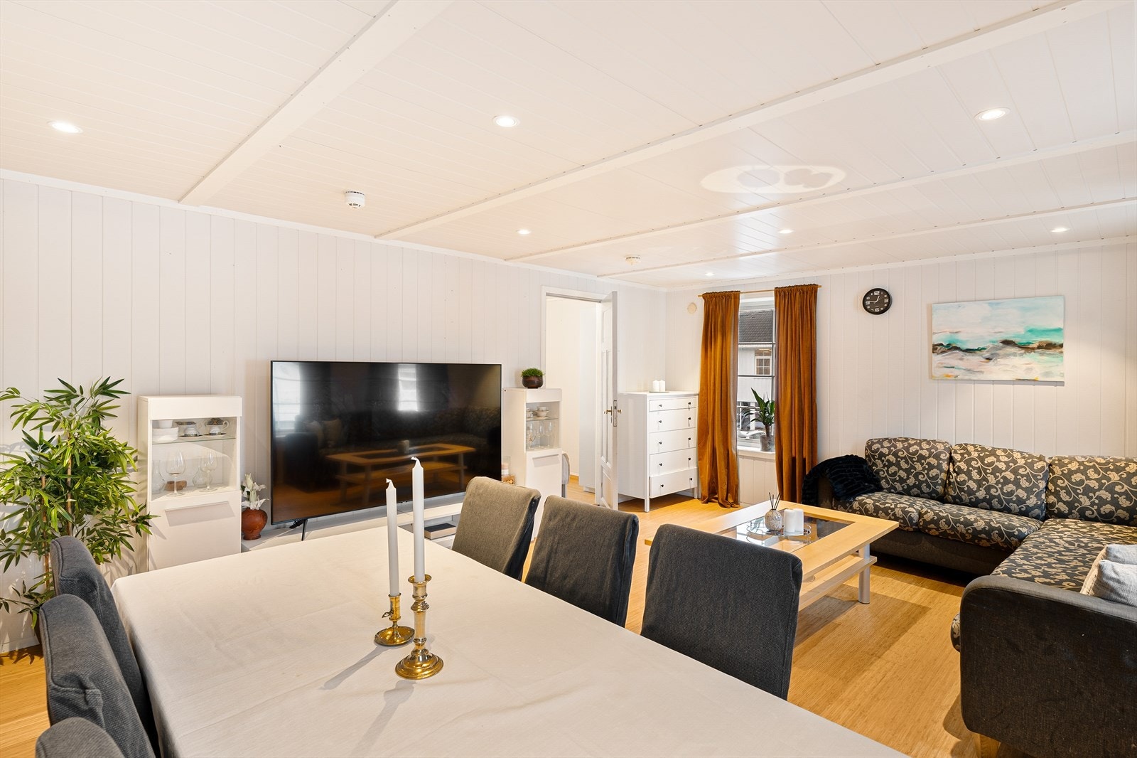 Romslig stue på ca. 24m². Store vindusflater bidrar til rikelig med naturlig lys i rommet. Galleribilde