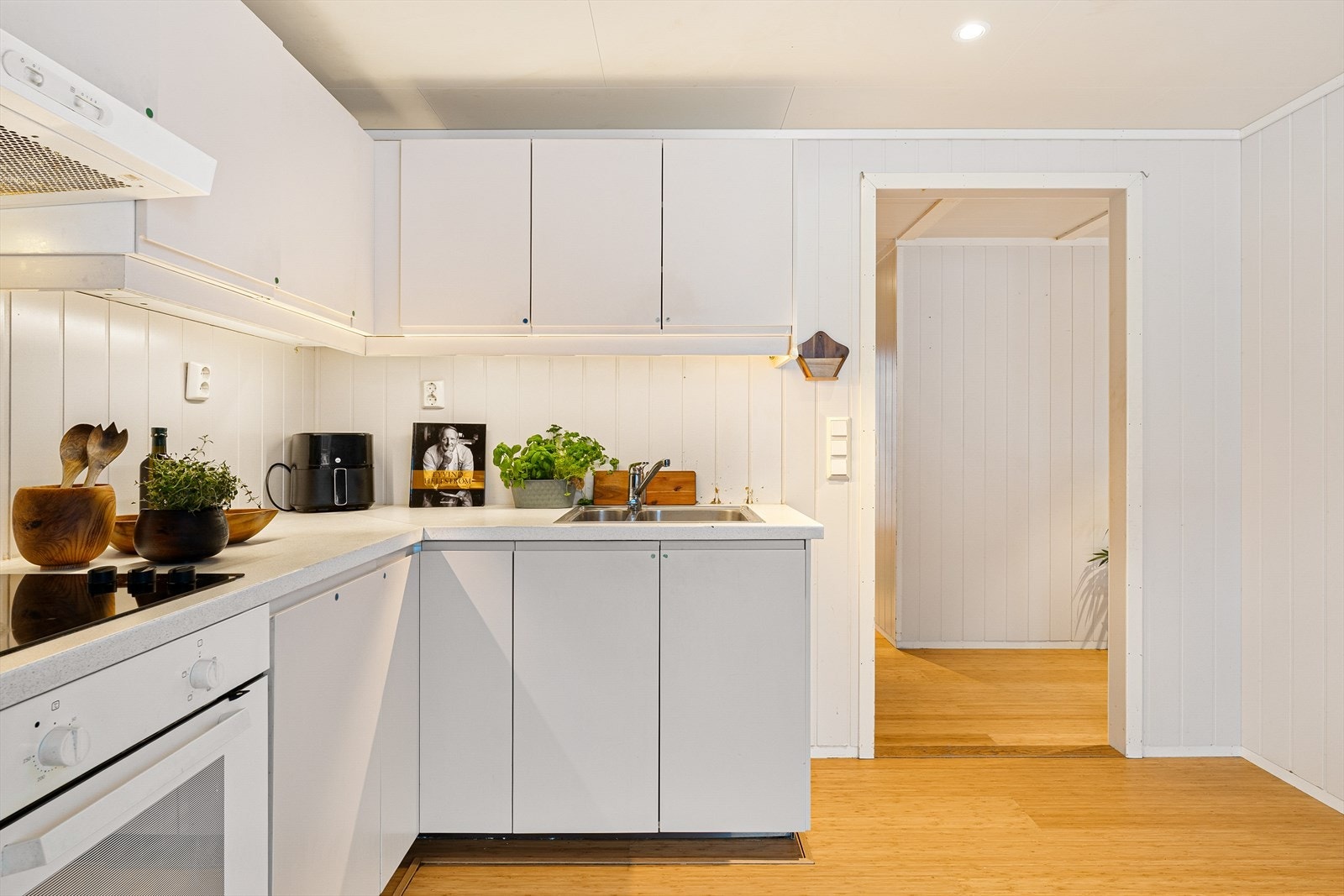 Kjøkknet har folierte skrog med slette fronter og laminert benkeplate. Galleribilde