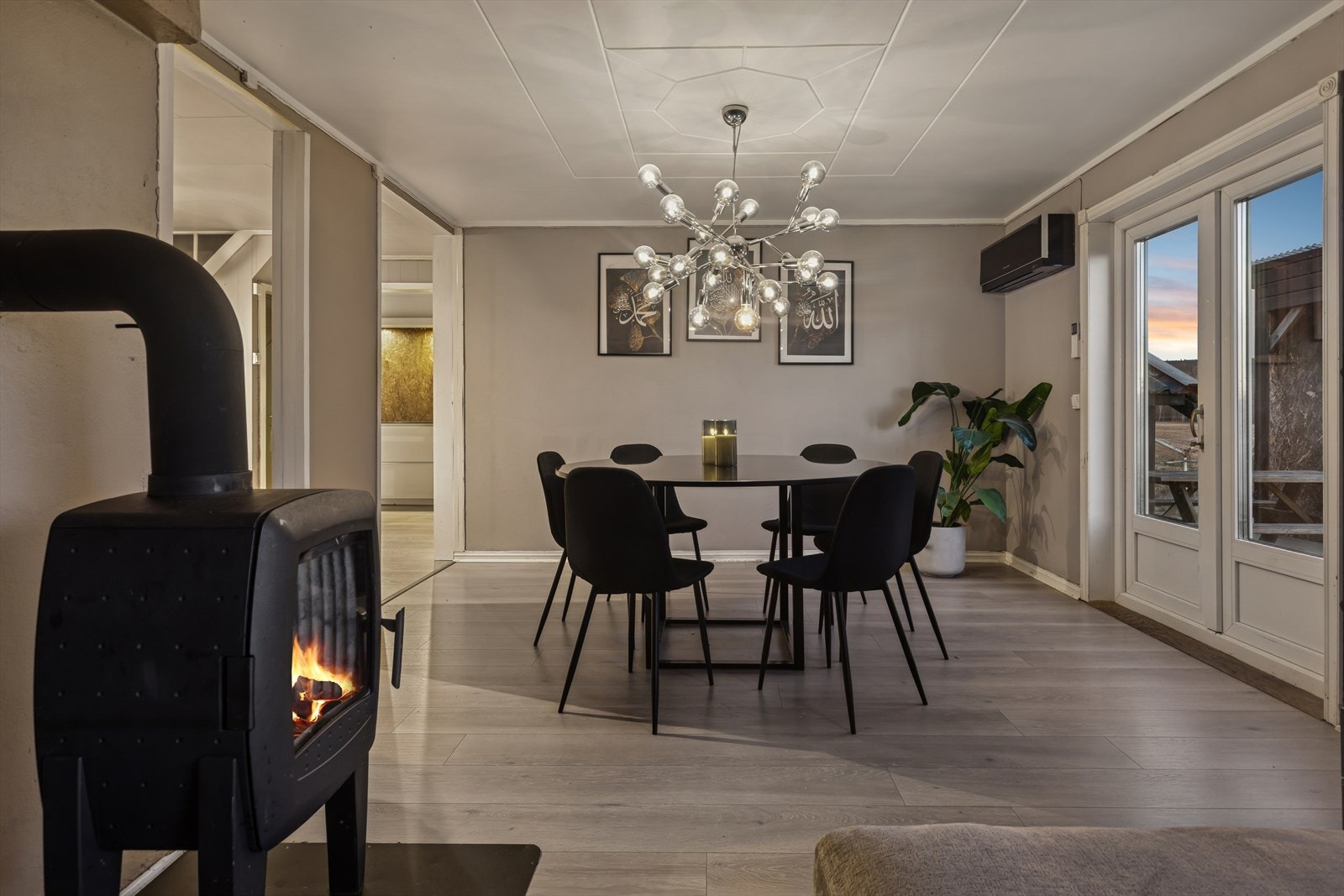 Når mørket senker seg er det tid for innekos med god varme fra varmepumpe og peisovn. Galleribilde