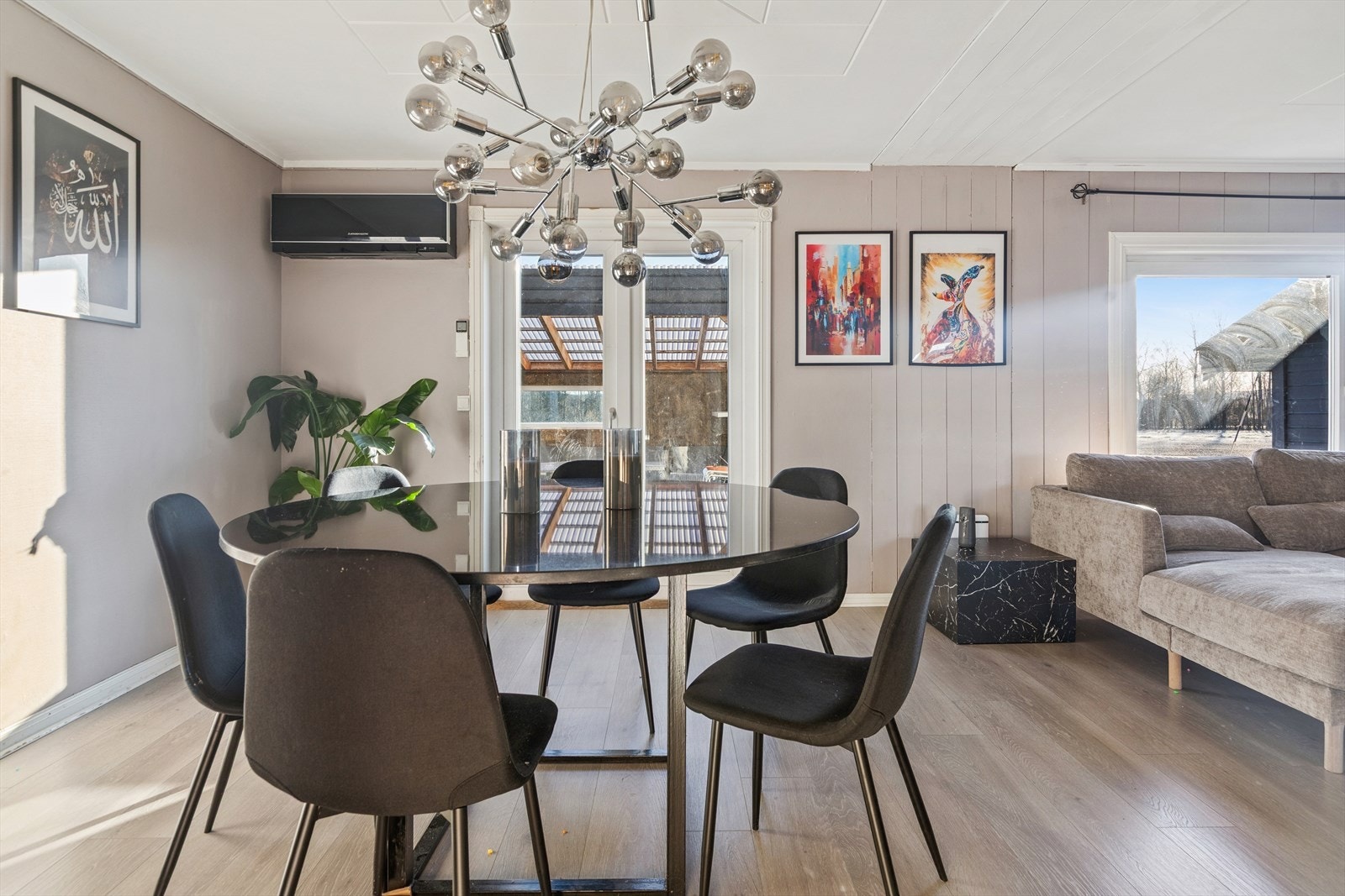 Hyggelig spisestue/stue med utgang til terrasse. Galleribilde