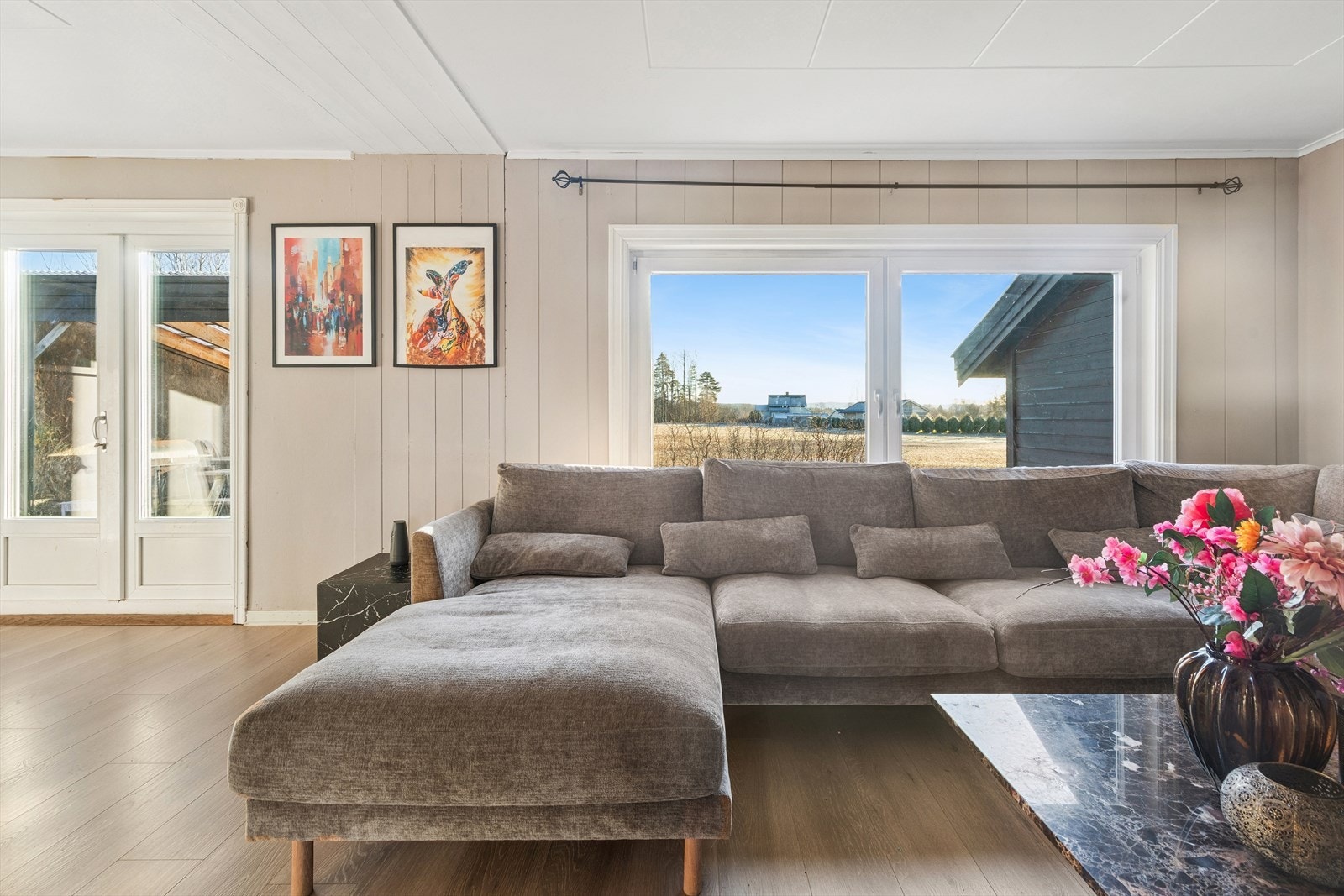 Store vindusflater i stue gir et godt innelys og utsikt til nabolaget. Galleribilde