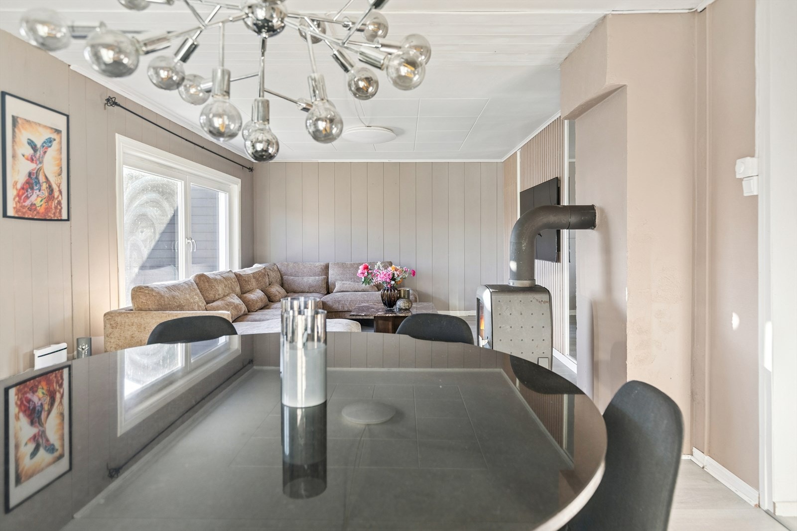 Stuen har plass til både spisestue og koselig sofahjørne. Galleribilde