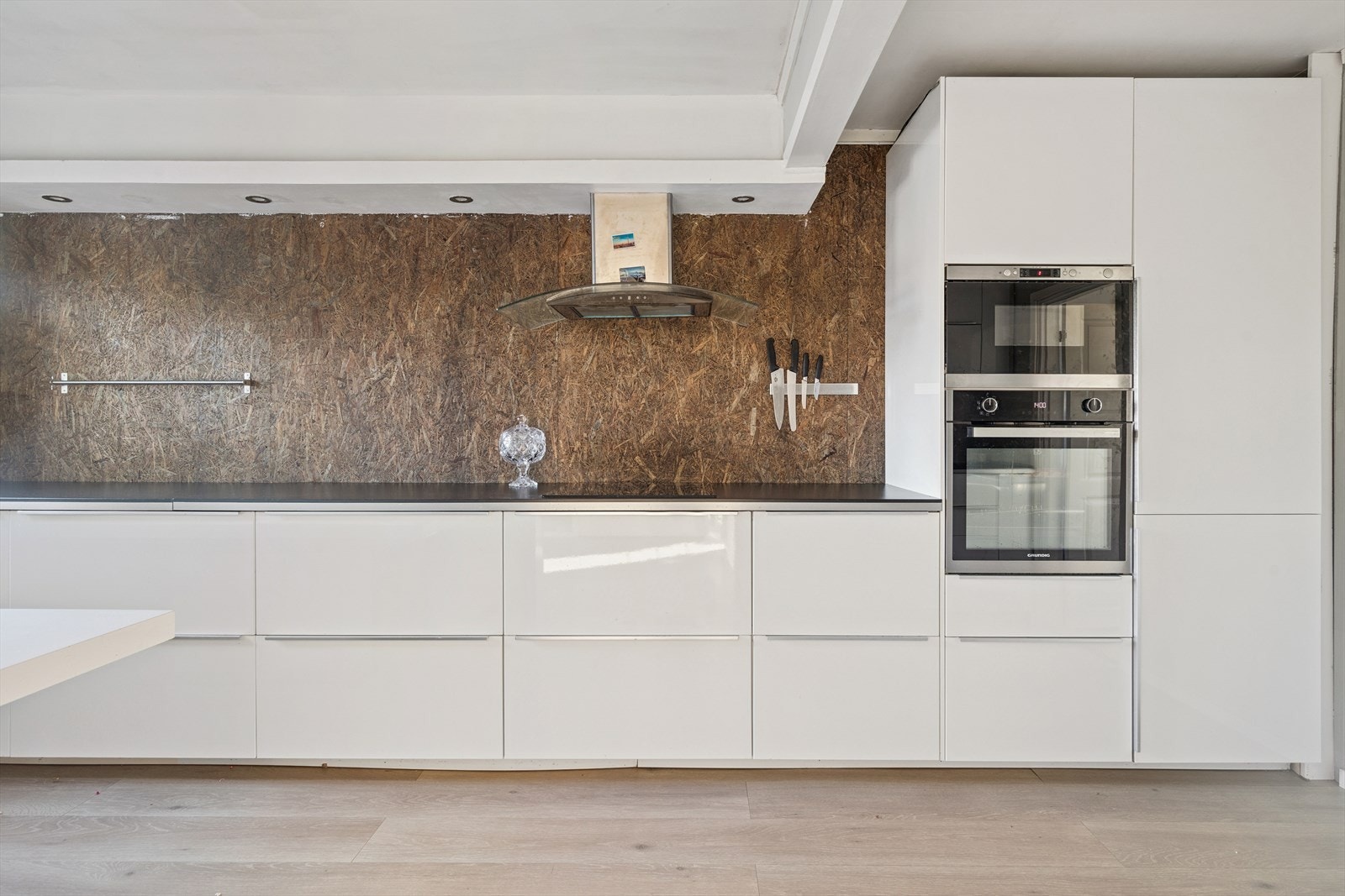 Innholdsrik kjøkkeninnredning med godt med skapplass. Galleribilde