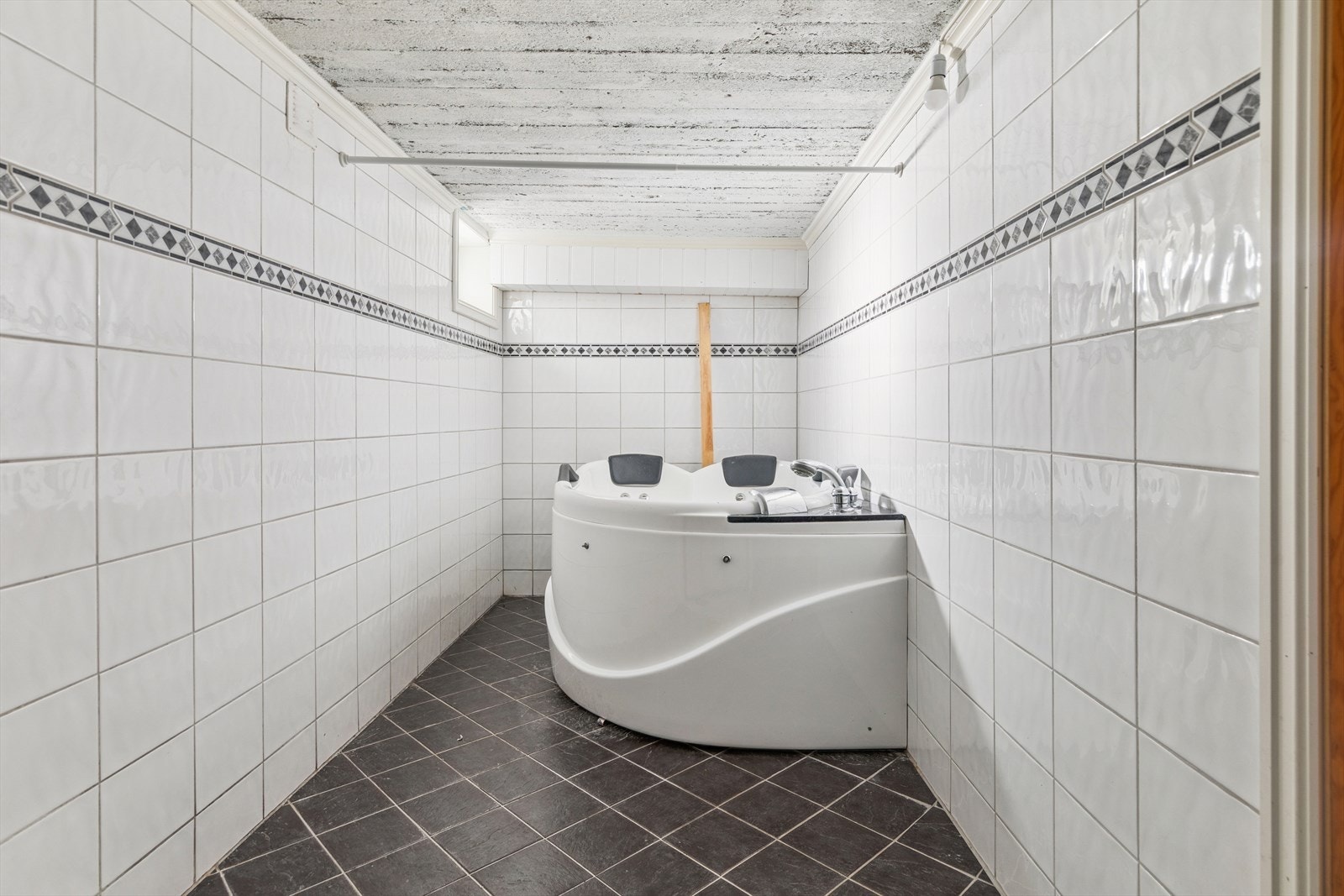 Flislagt bad i underetasje. Galleribilde