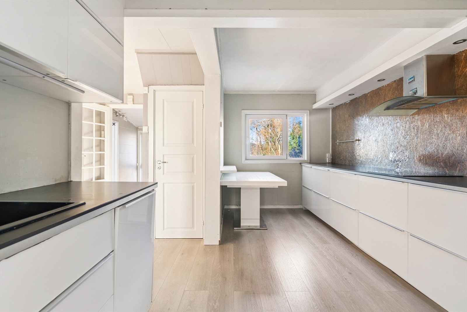 Kjøkkeninnredning i melaminbelagte skrog med glatte fronter. Galleribilde