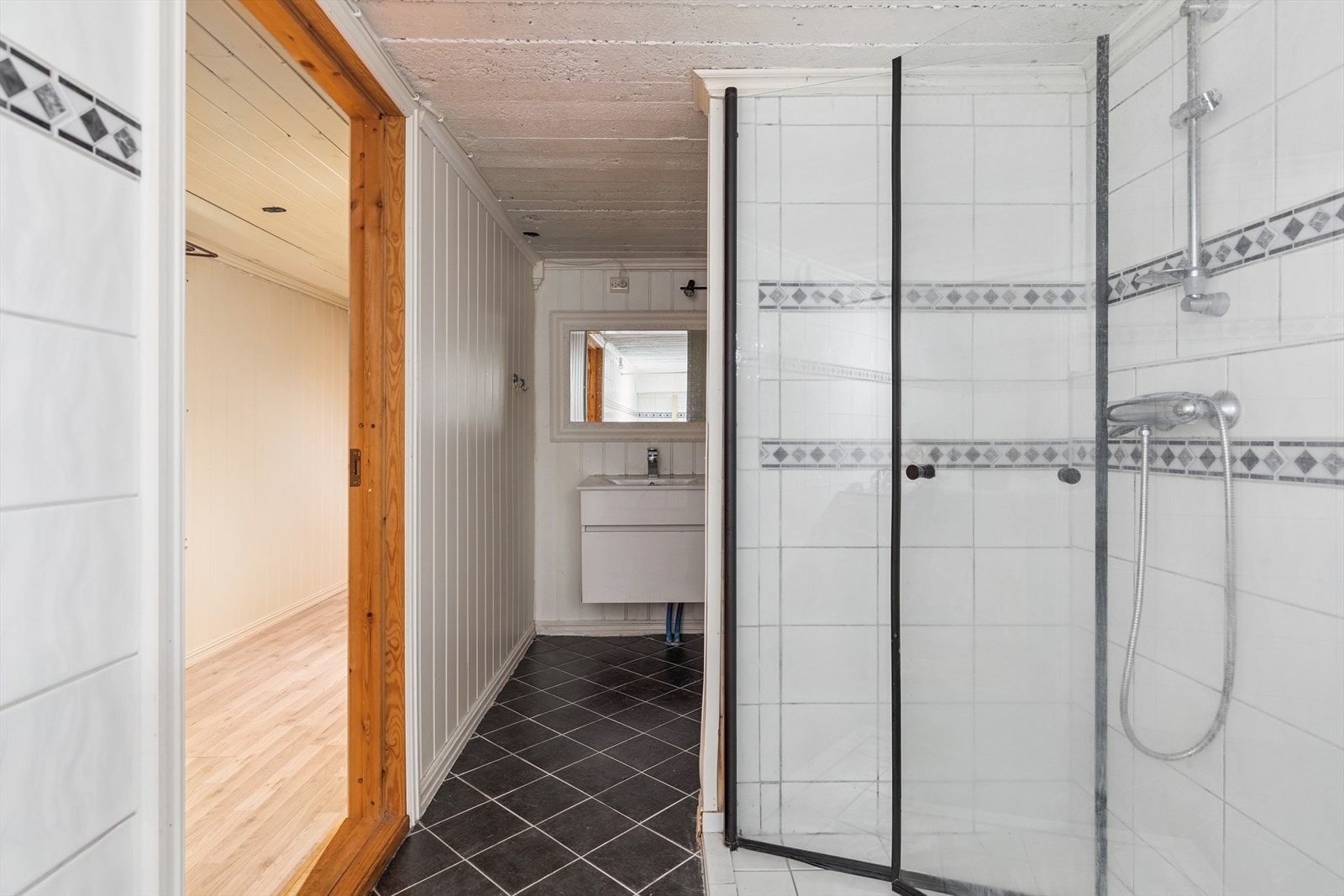 Badet har både badekar og dusjkabinett med glassdører. Galleribilde