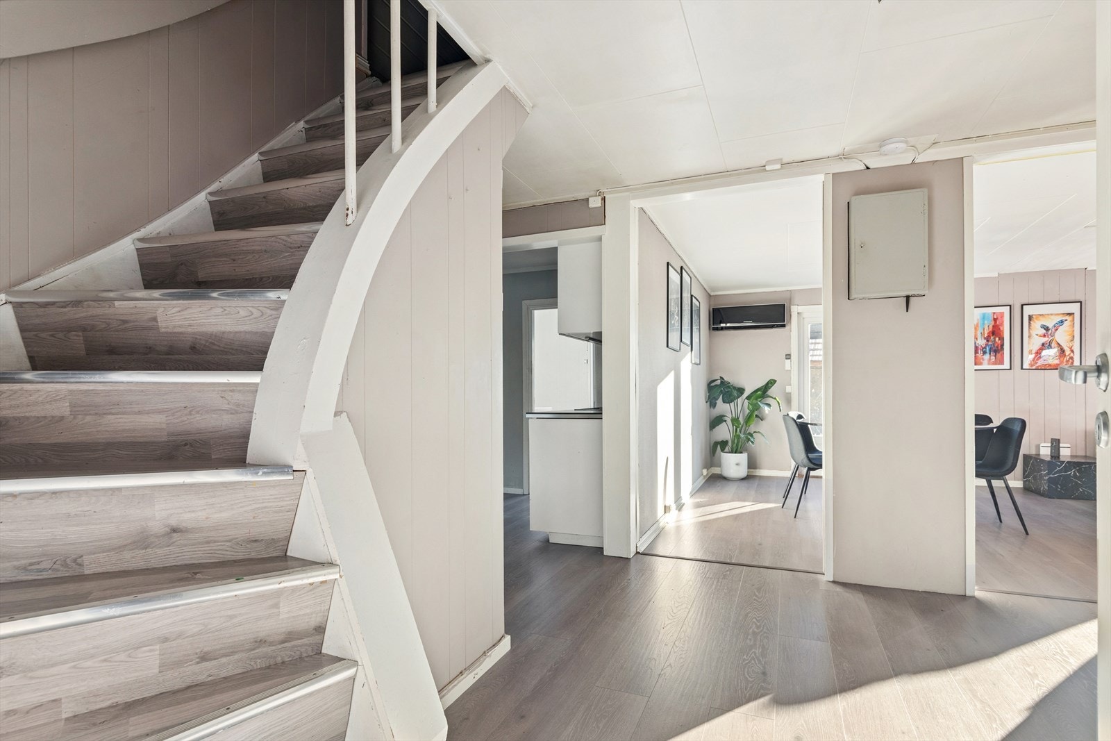 Gang med trapp til 2. etasje. Galleribilde