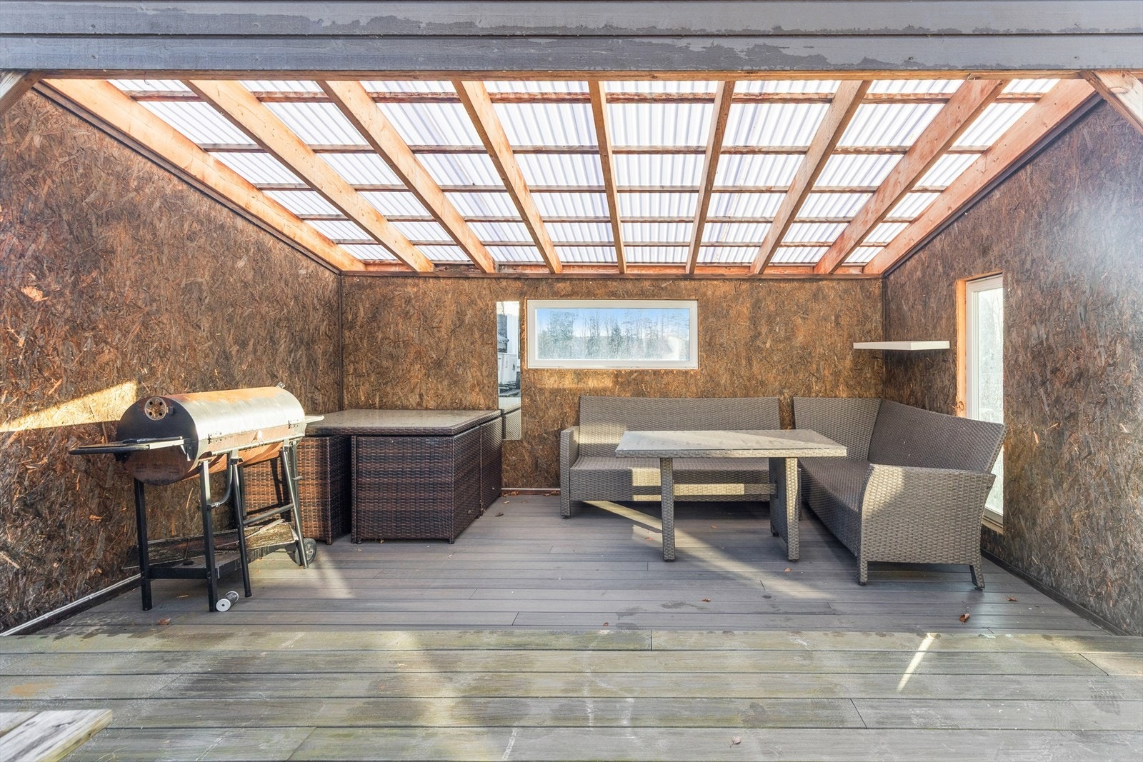 Fra stuen er det utgang til delvis overbygd terrasse. Galleribilde