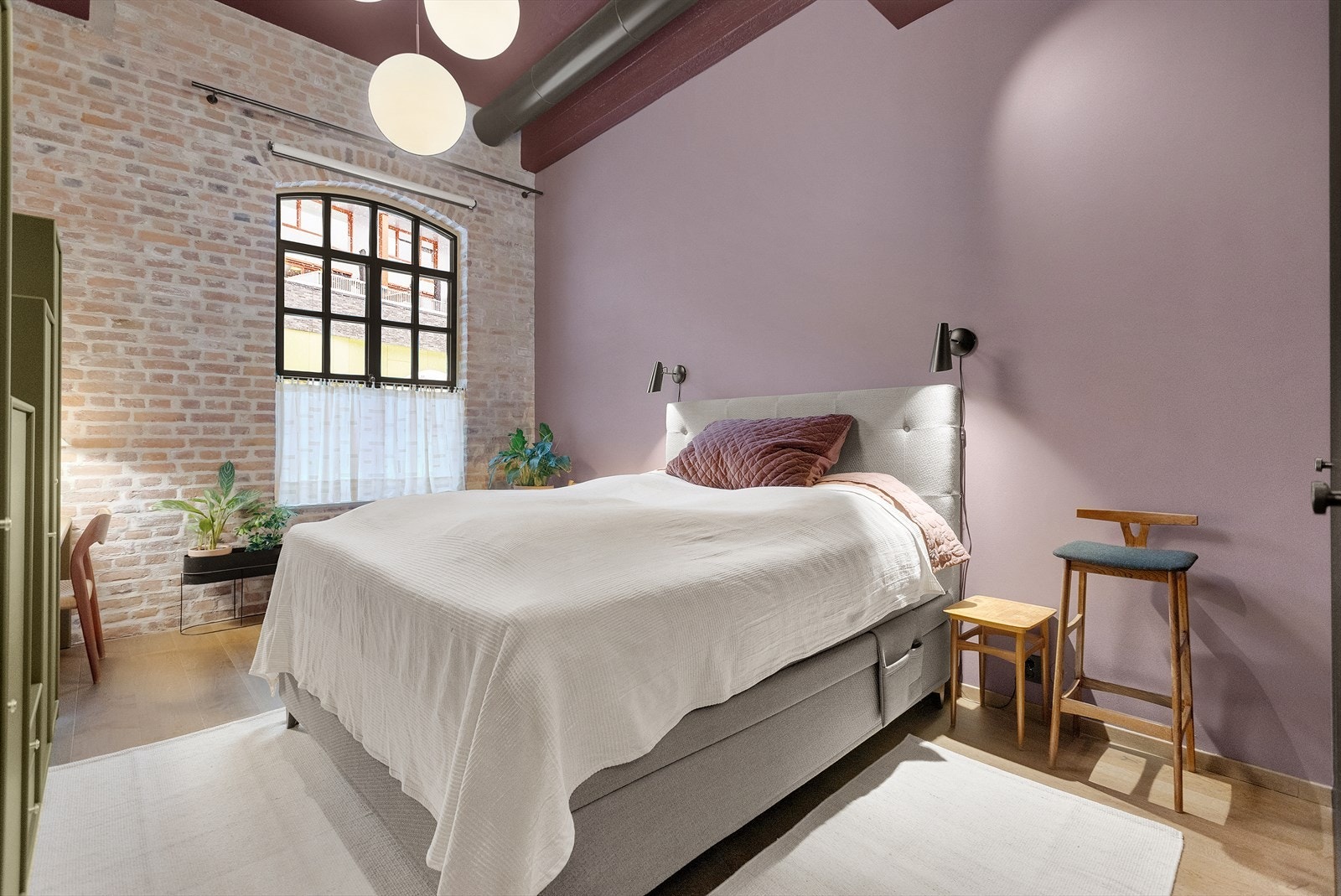 Hovedsoverommet er romslig med 4 meter takhøyde og fabrikkvindu. Rommet har god plass til stor dobbeltseng og nattbord. Galleribilde